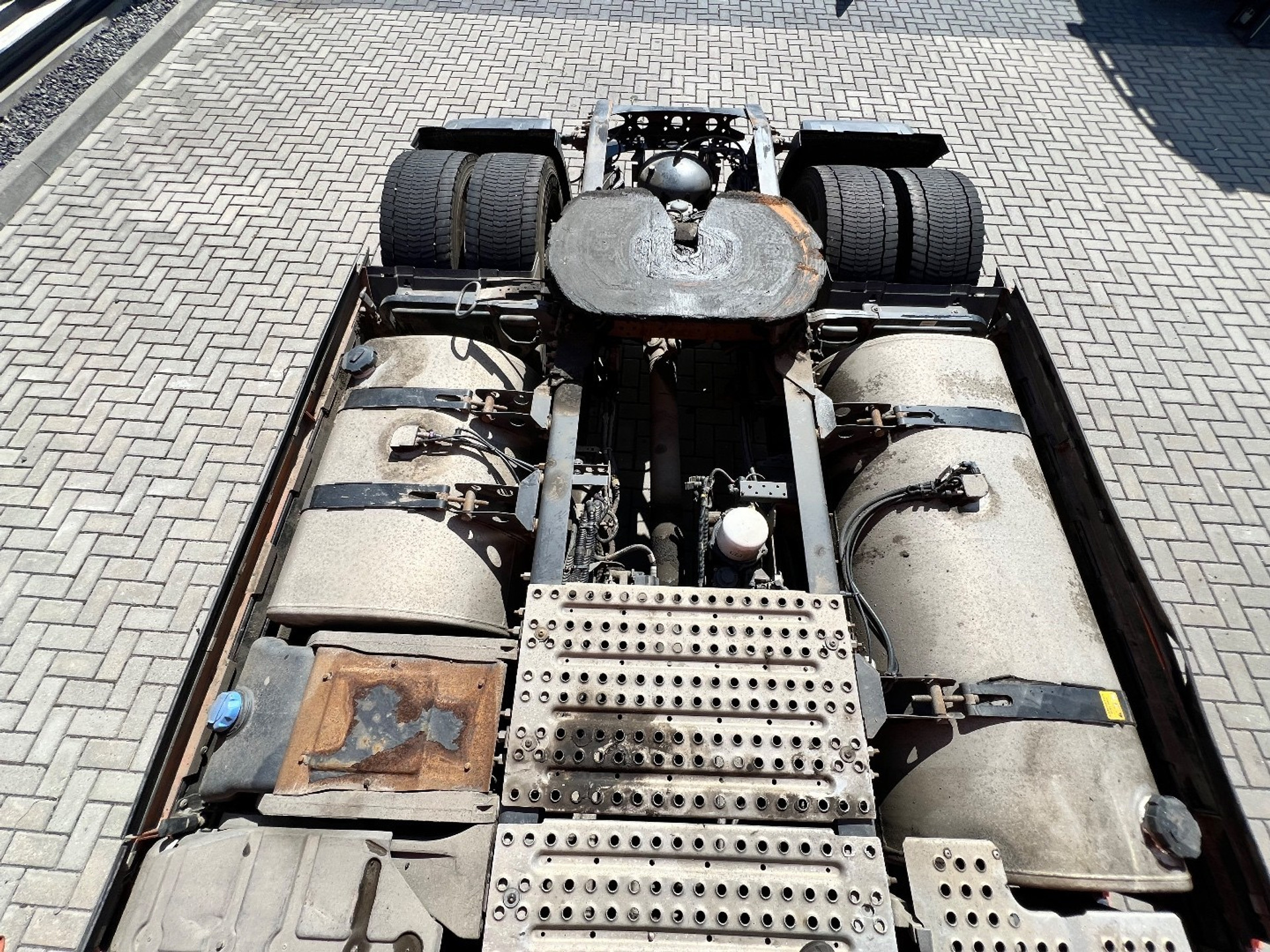 47283387-10.jpg
