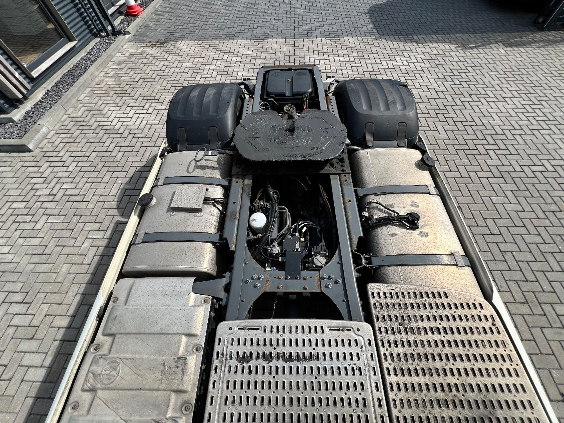 46664663-10.jpg