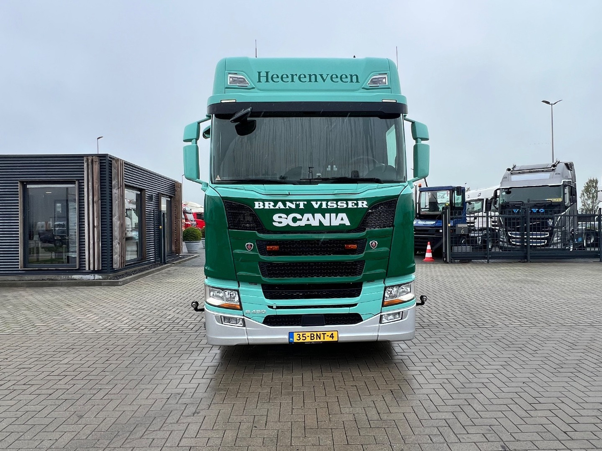 48250652-2.jpg