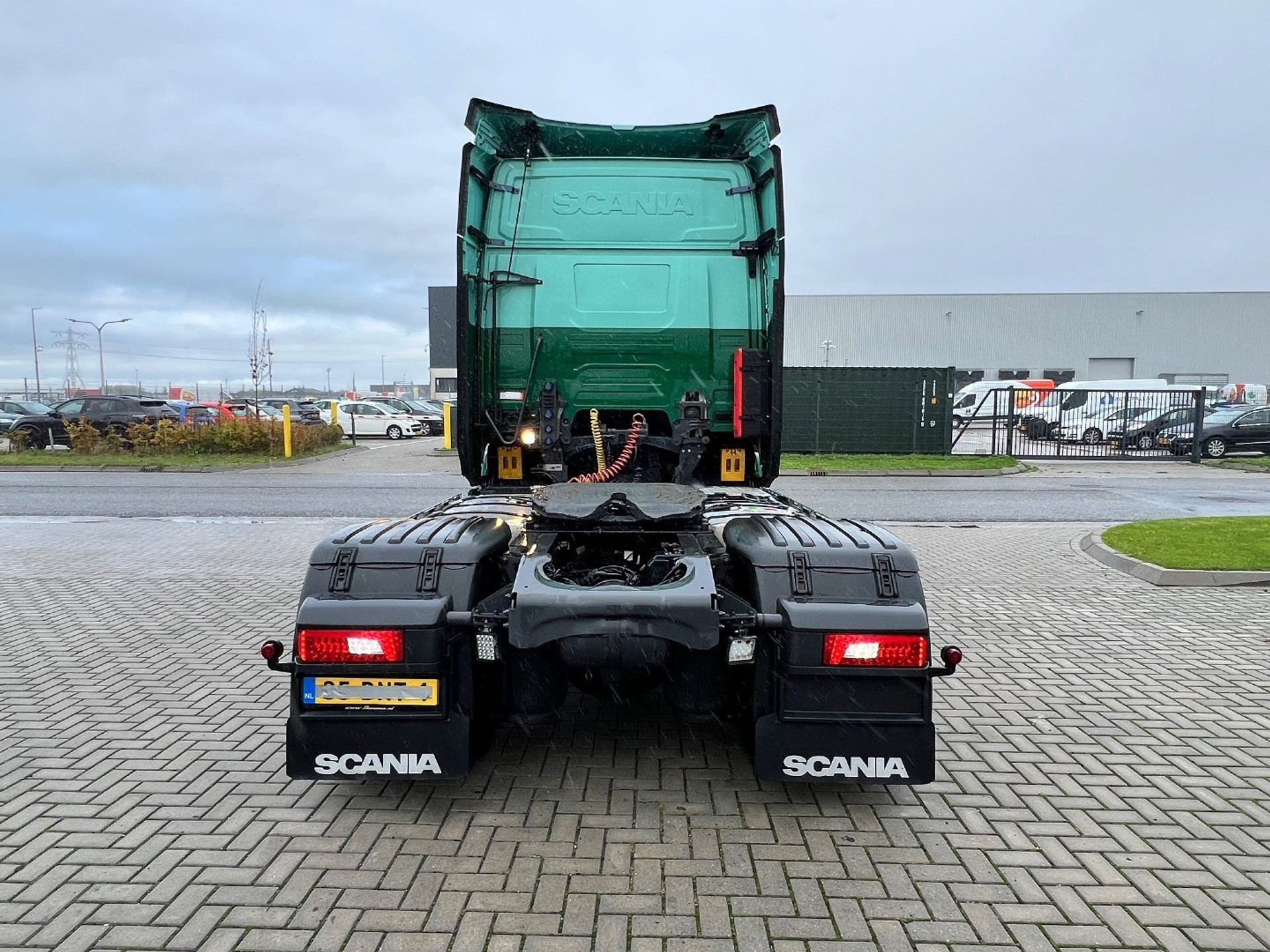 48250652-6.jpg