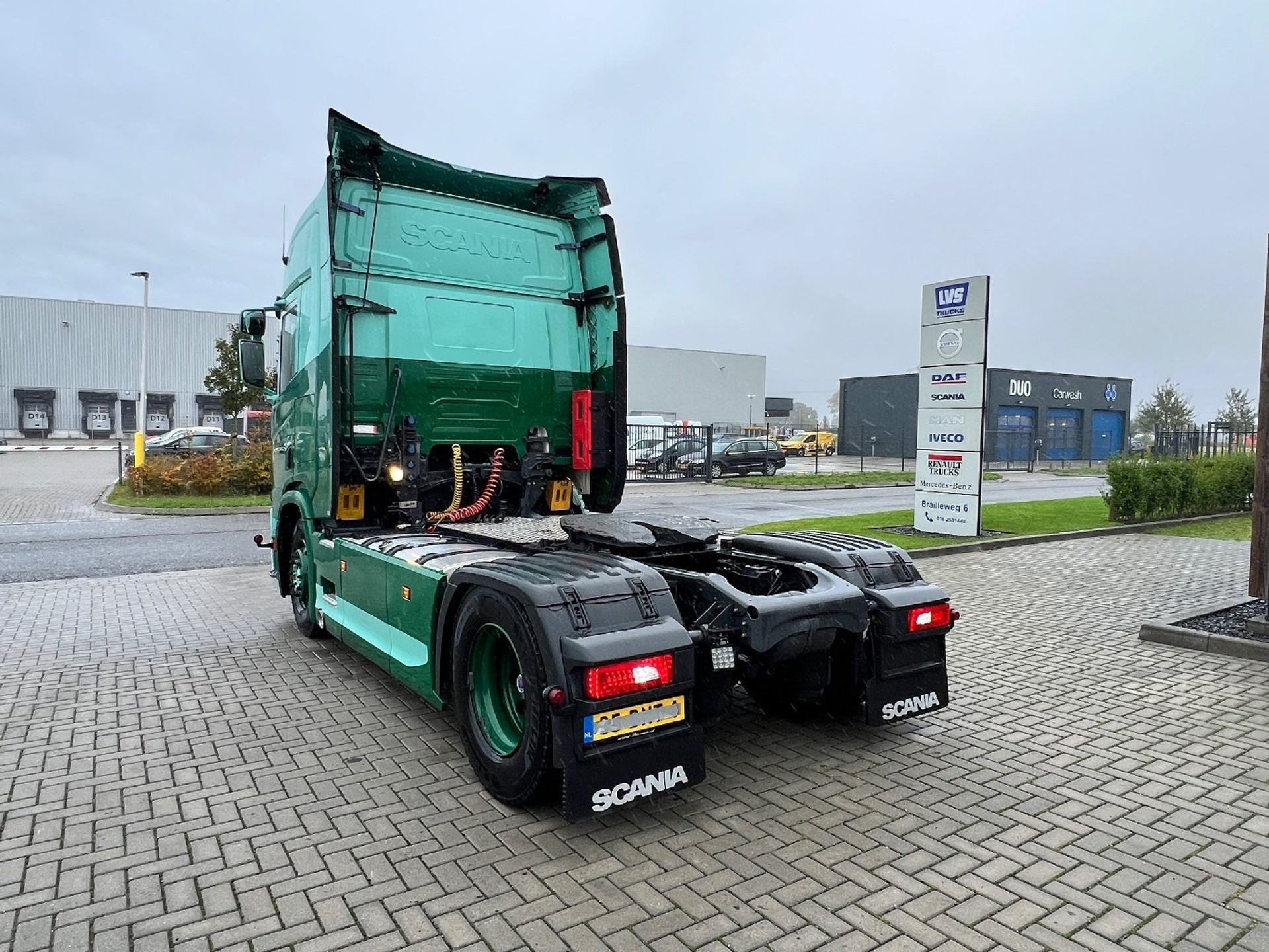 48250652-7.jpg