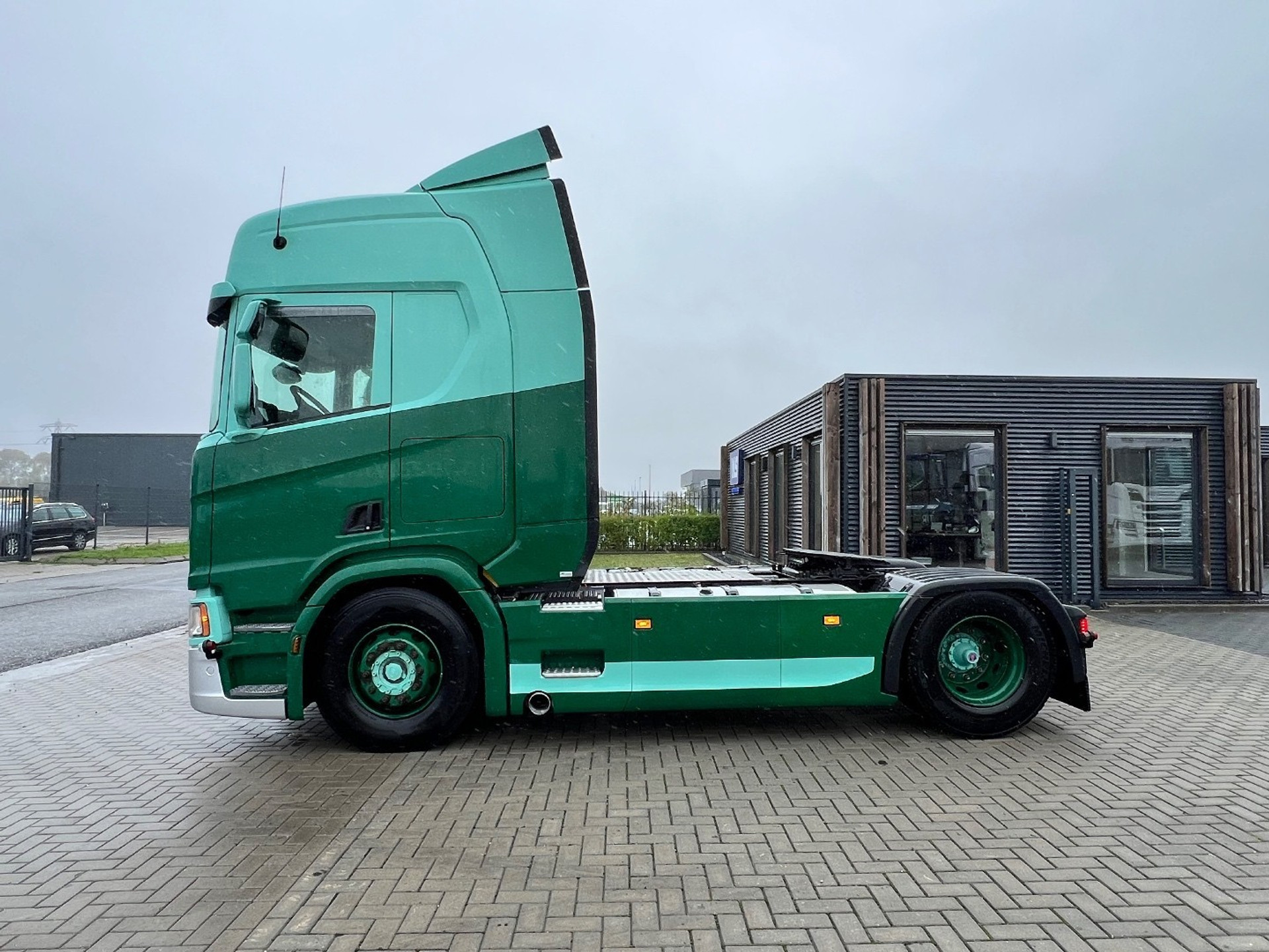 48250652-8.jpg