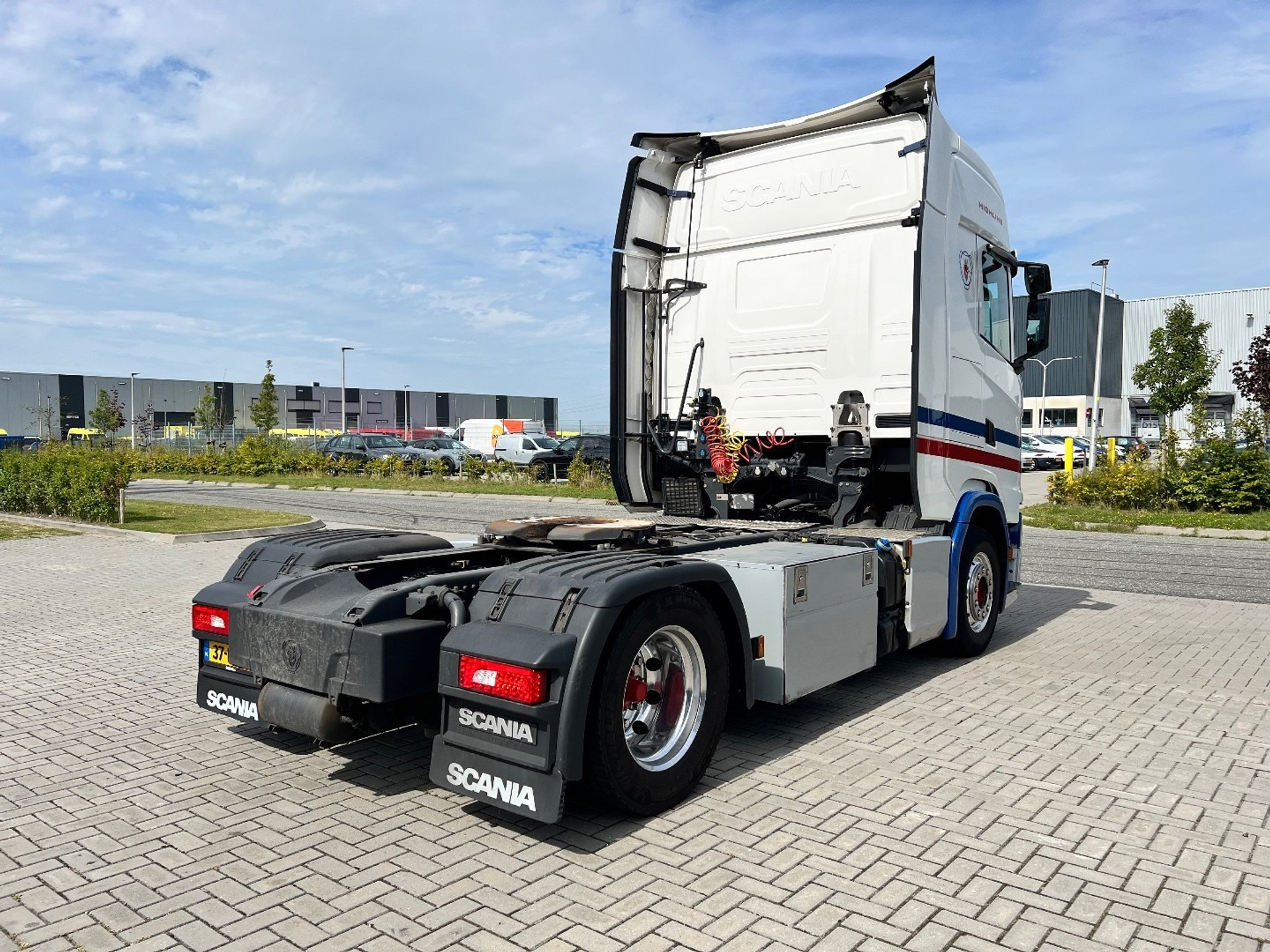 47201620-6.jpg