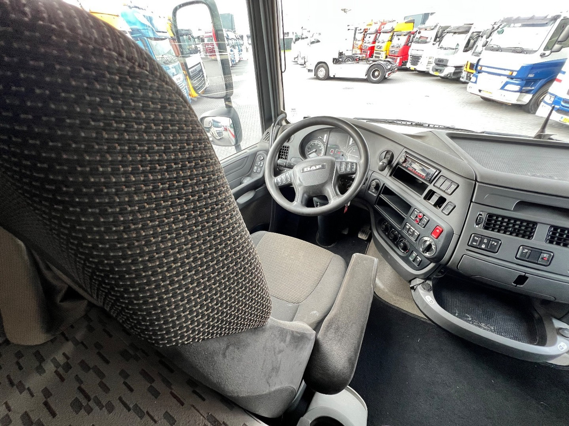 46721216-17.jpg