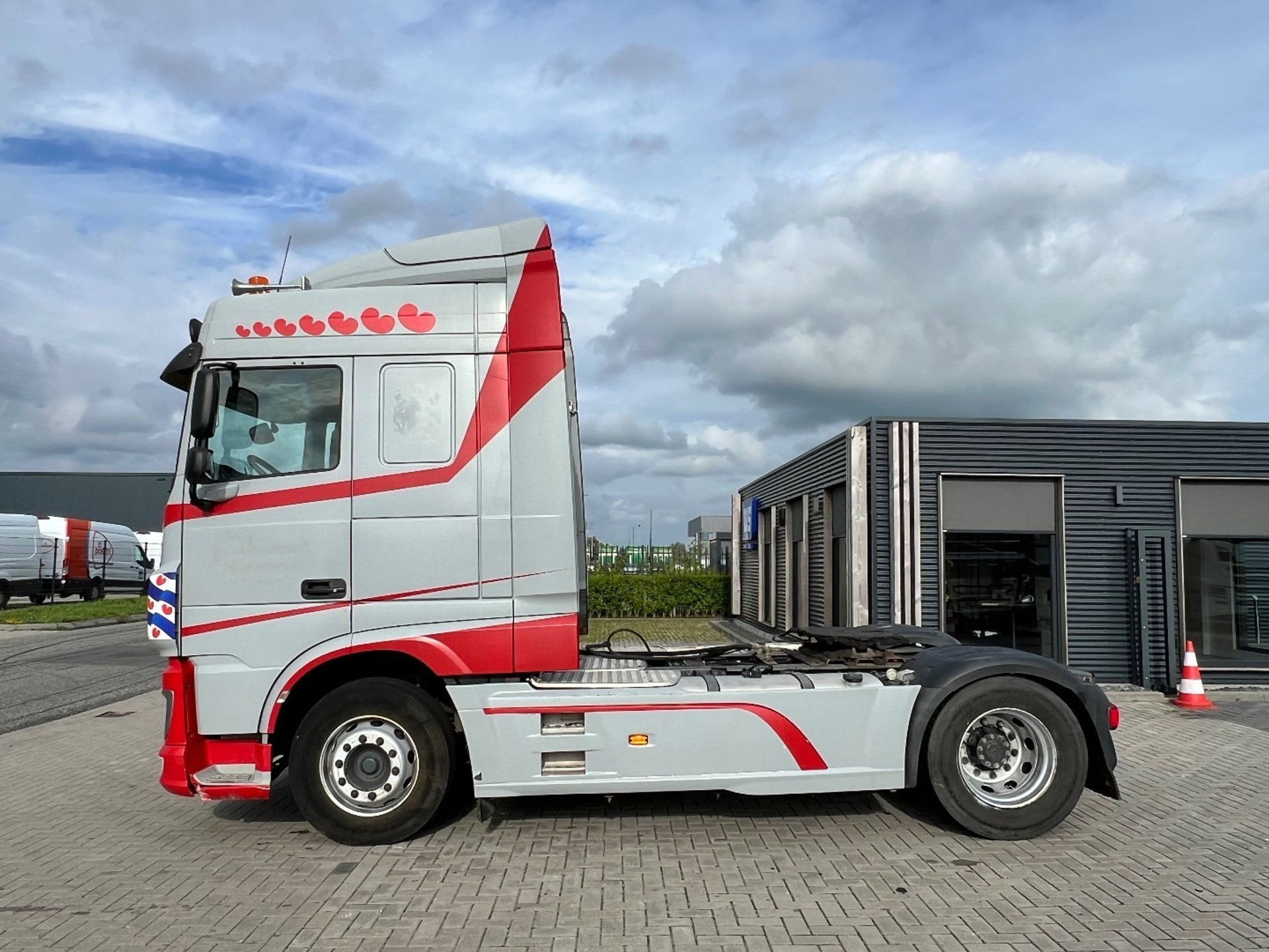 46721216-8.jpg