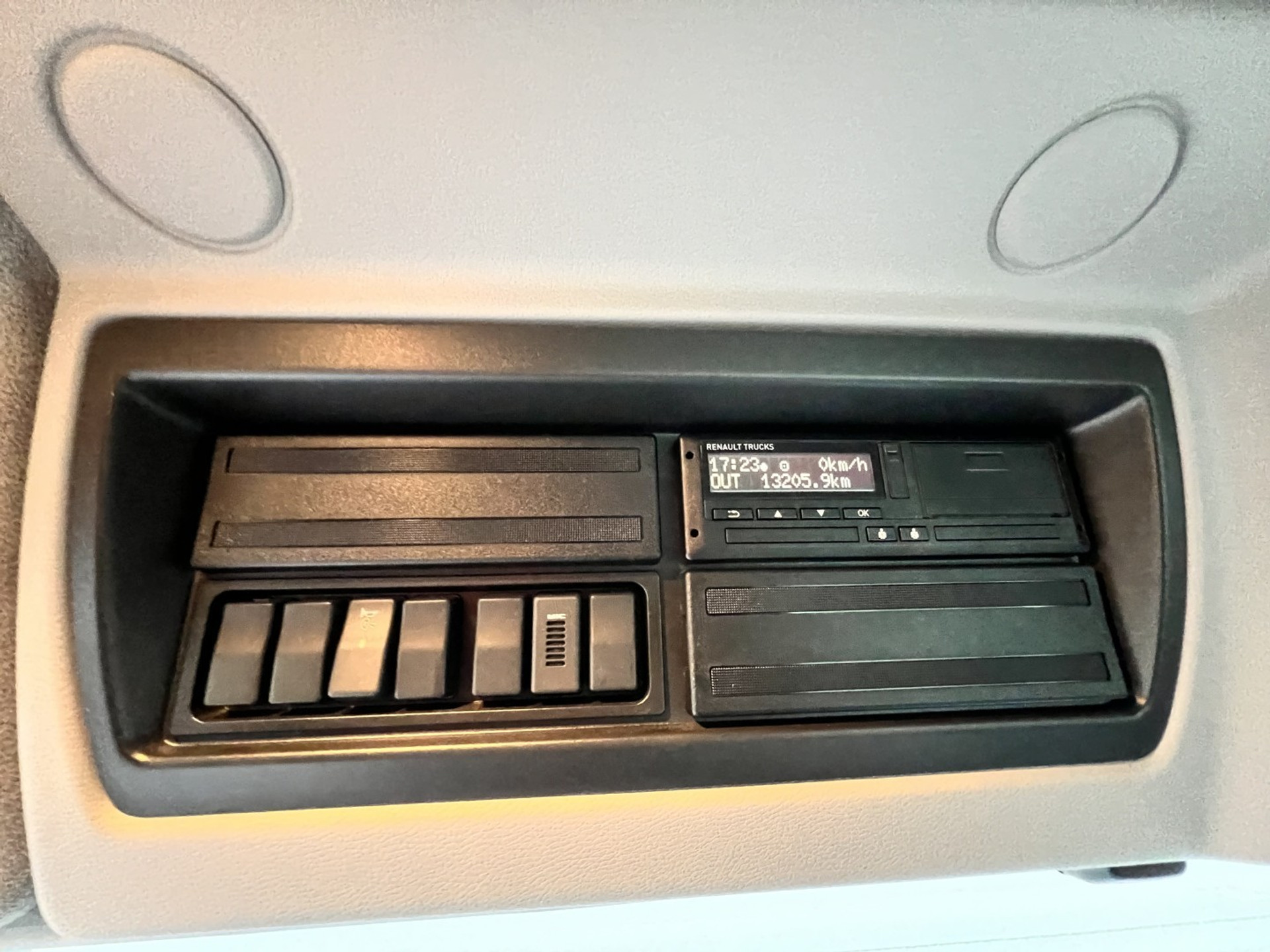 43035745-12.jpg
