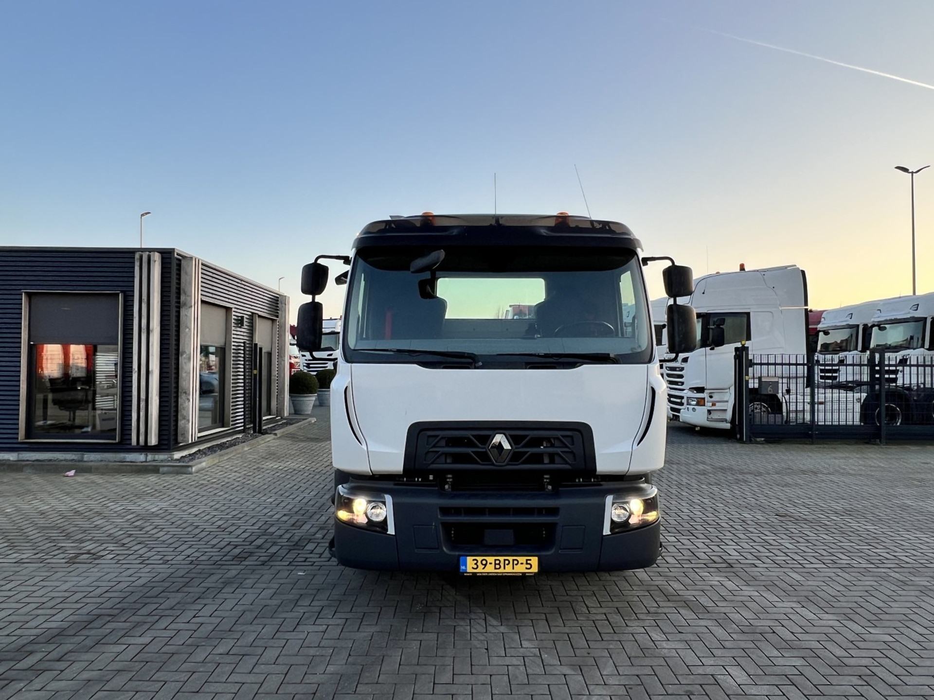 43035745-2.jpg