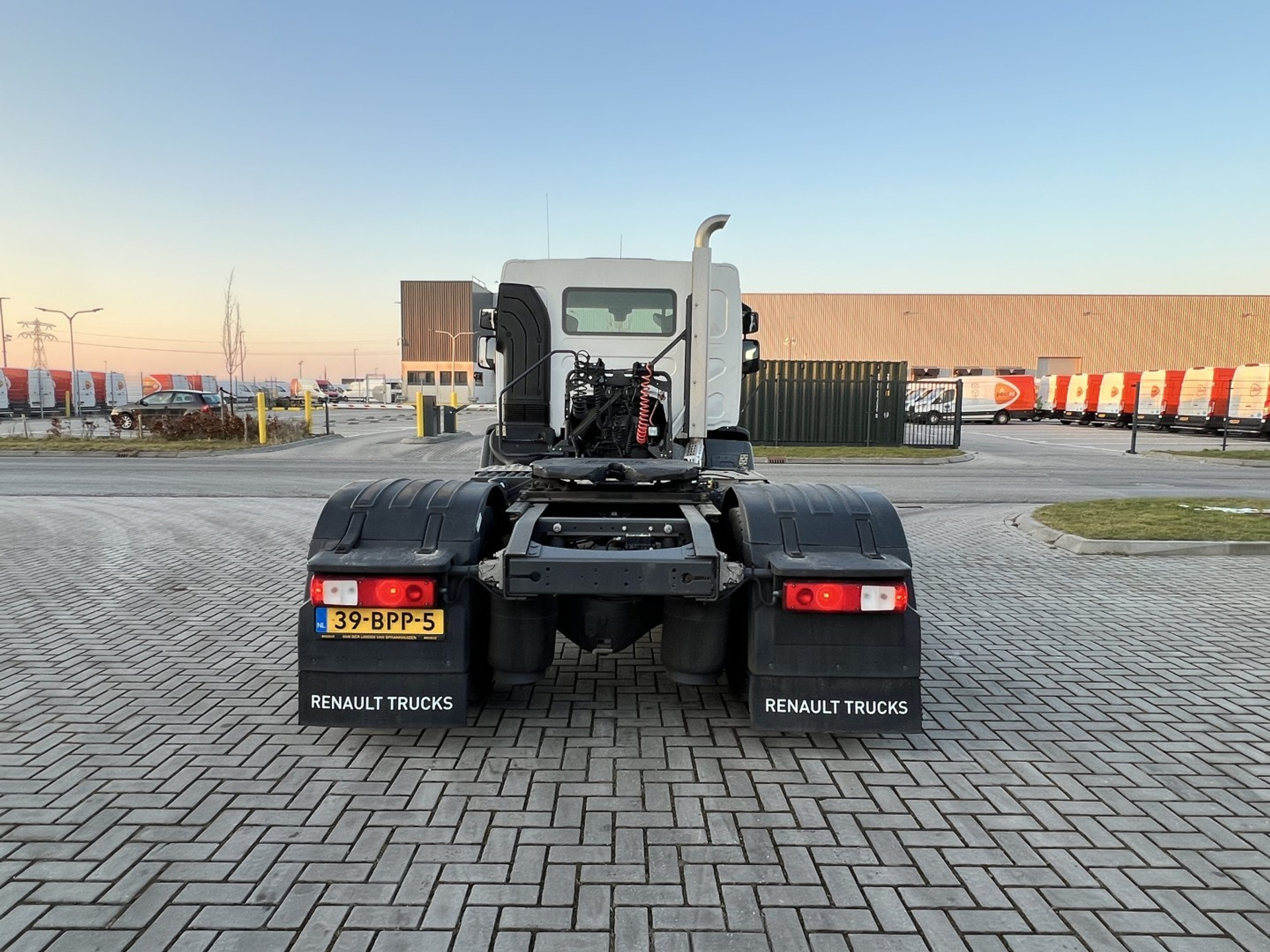 43035745-6.jpg