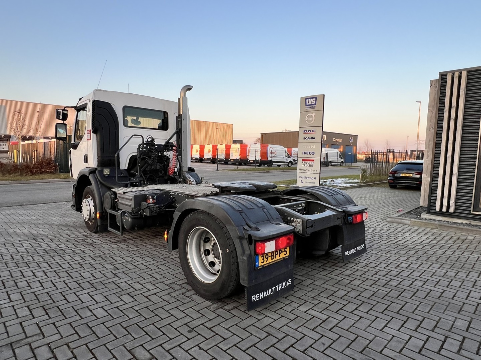 43035745-7.jpg
