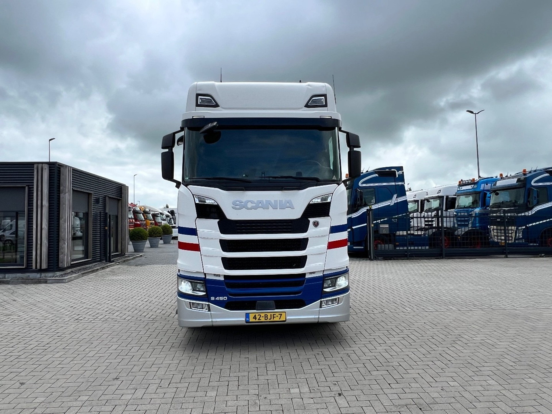 46763171-2.jpg