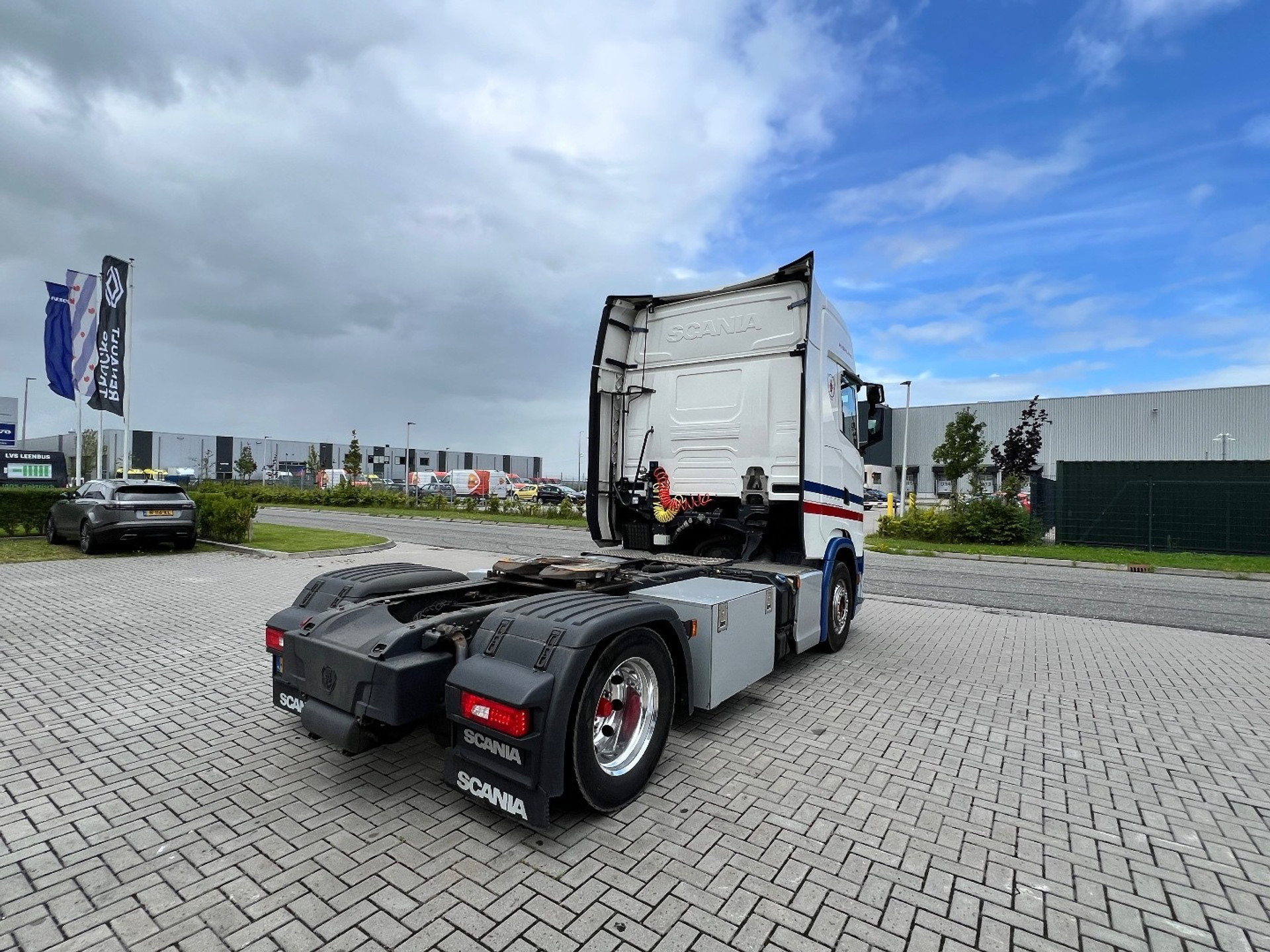46763171-5.jpg
