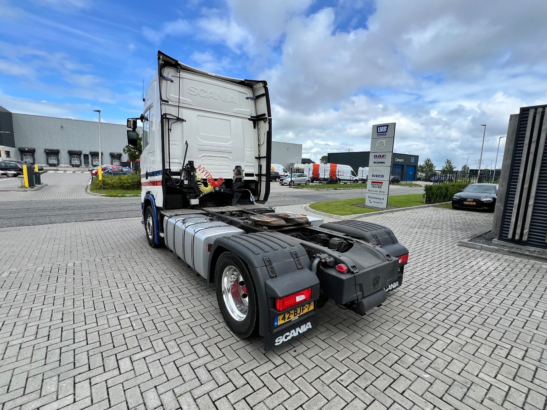 46763171-7.jpg