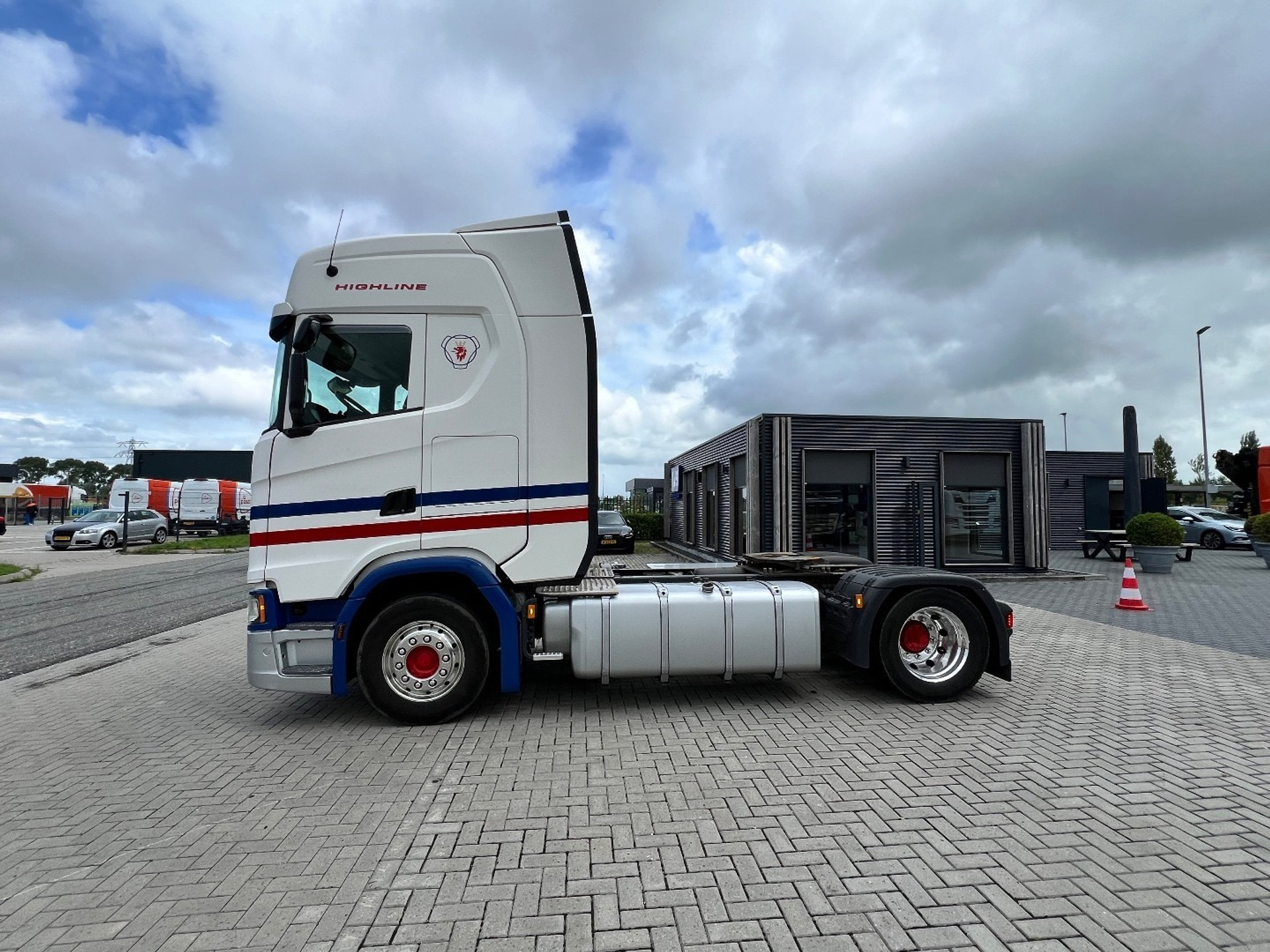 46763171-8.jpg