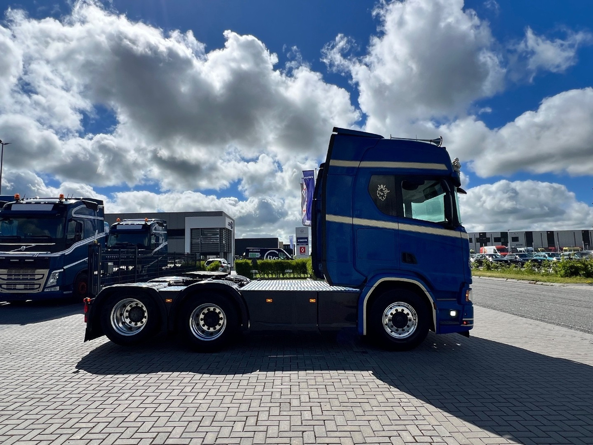 45305787-4.jpg