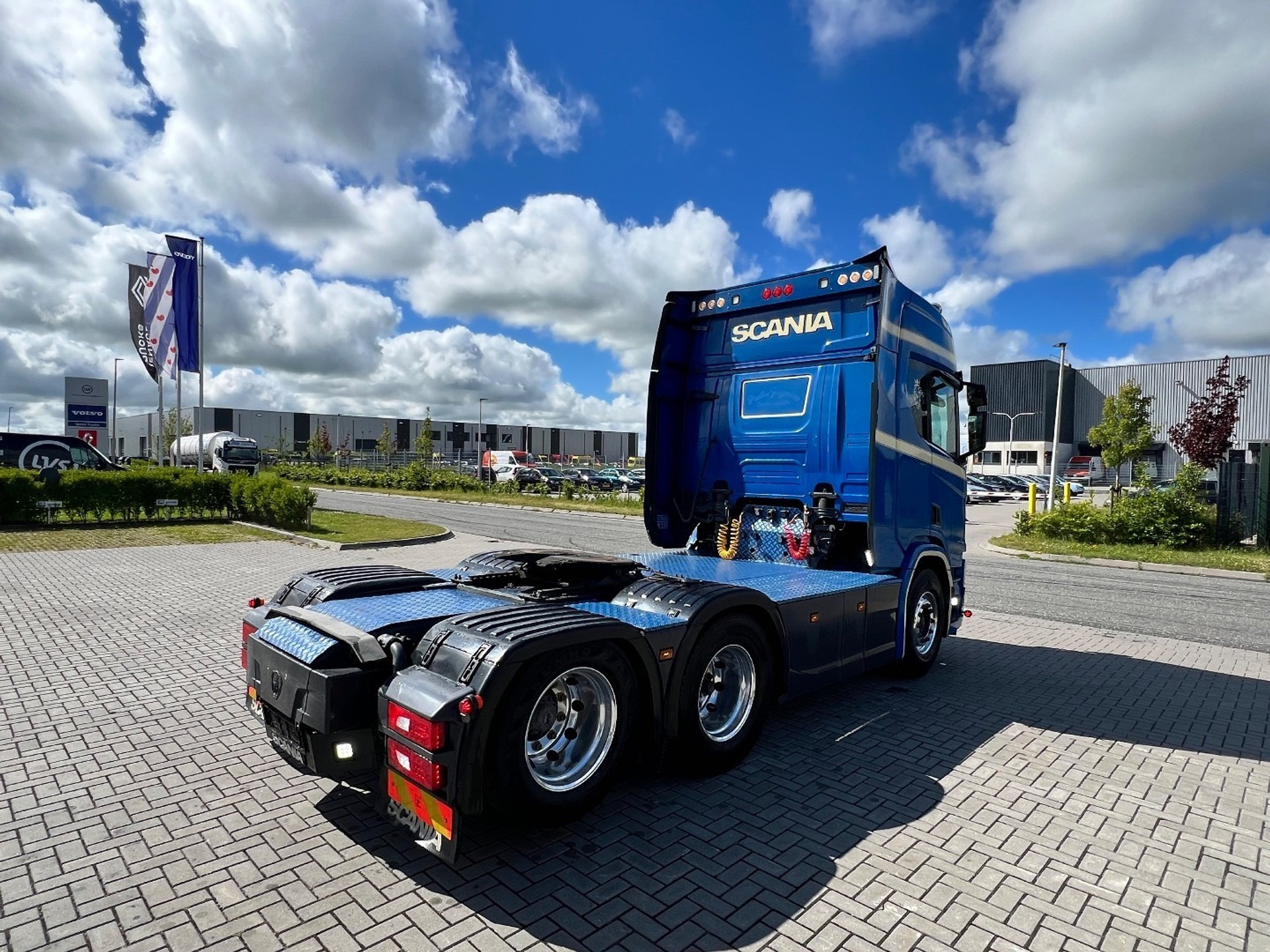 45305787-5.jpg