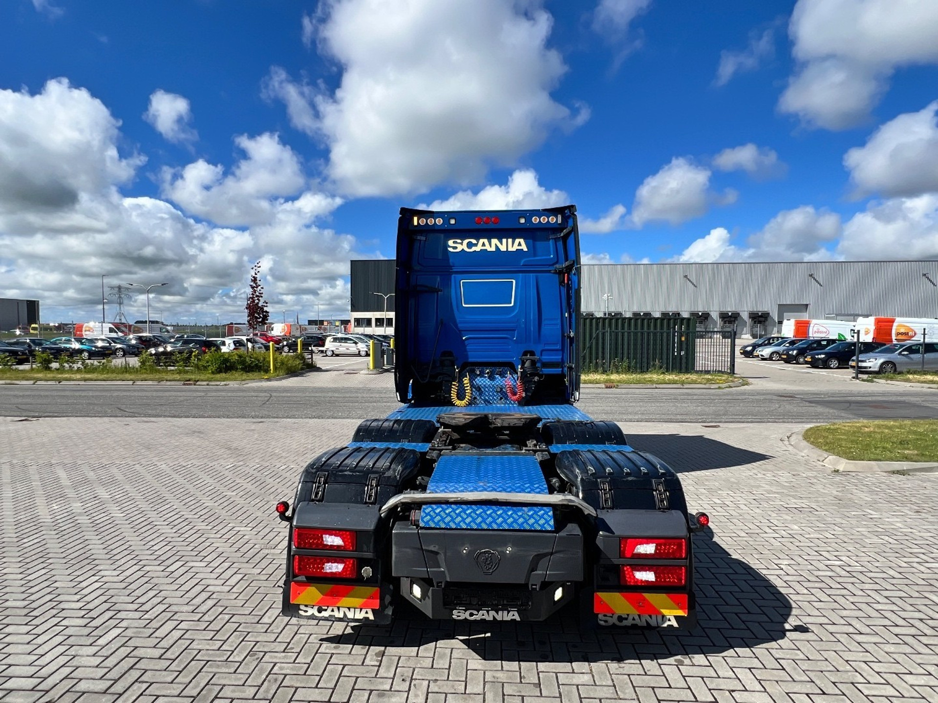 45305787-6.jpg