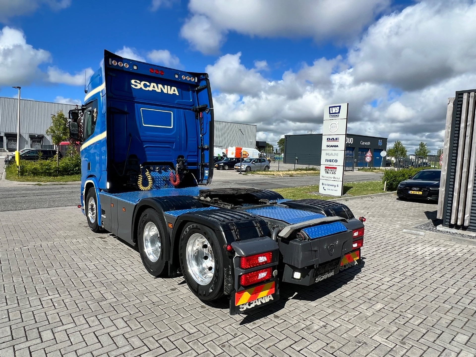 45305787-7.jpg