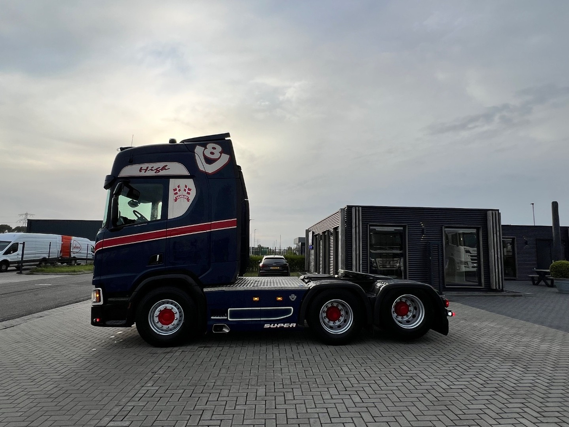 45569867-8.jpg
