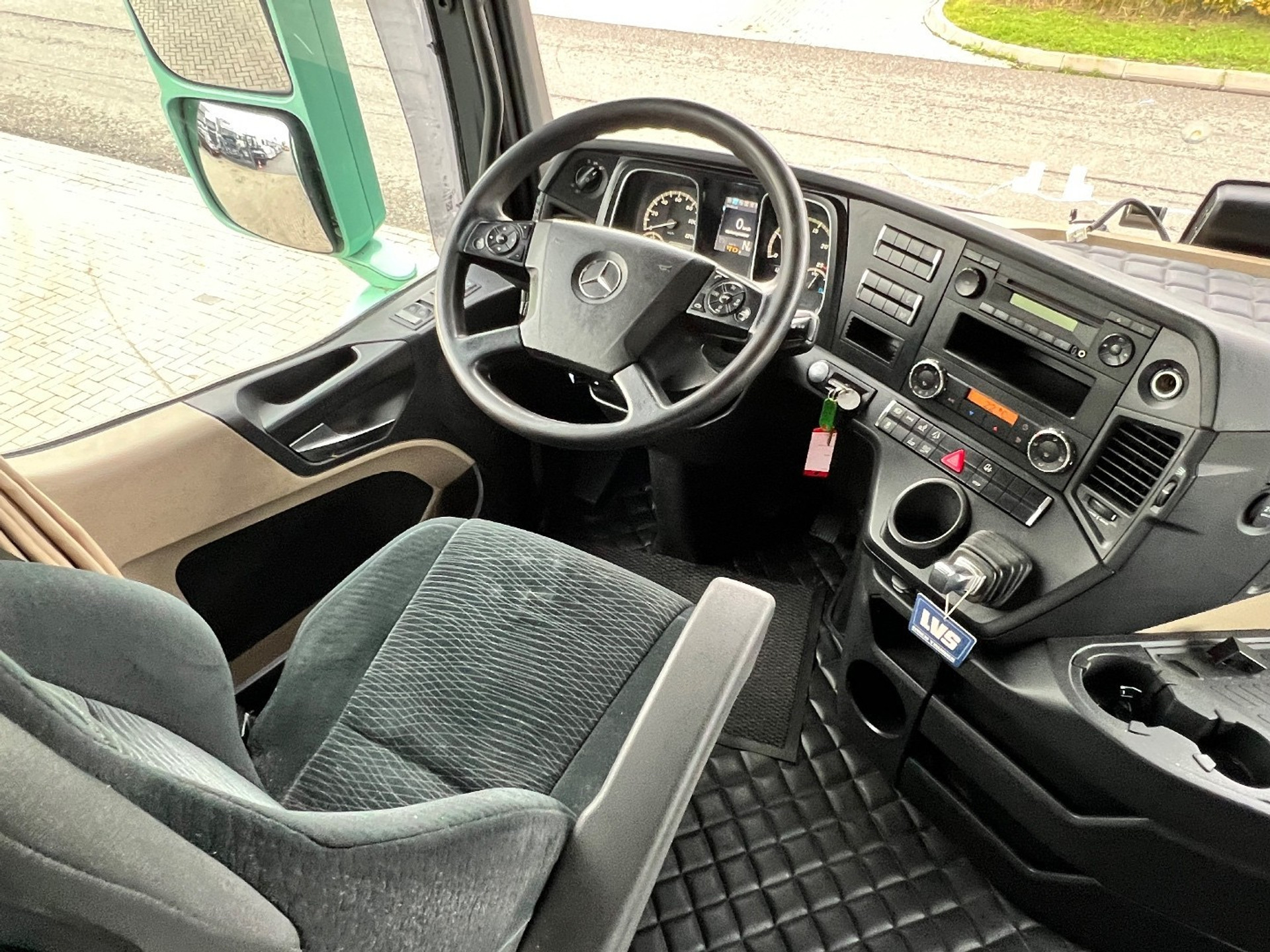 48244916-21.jpg