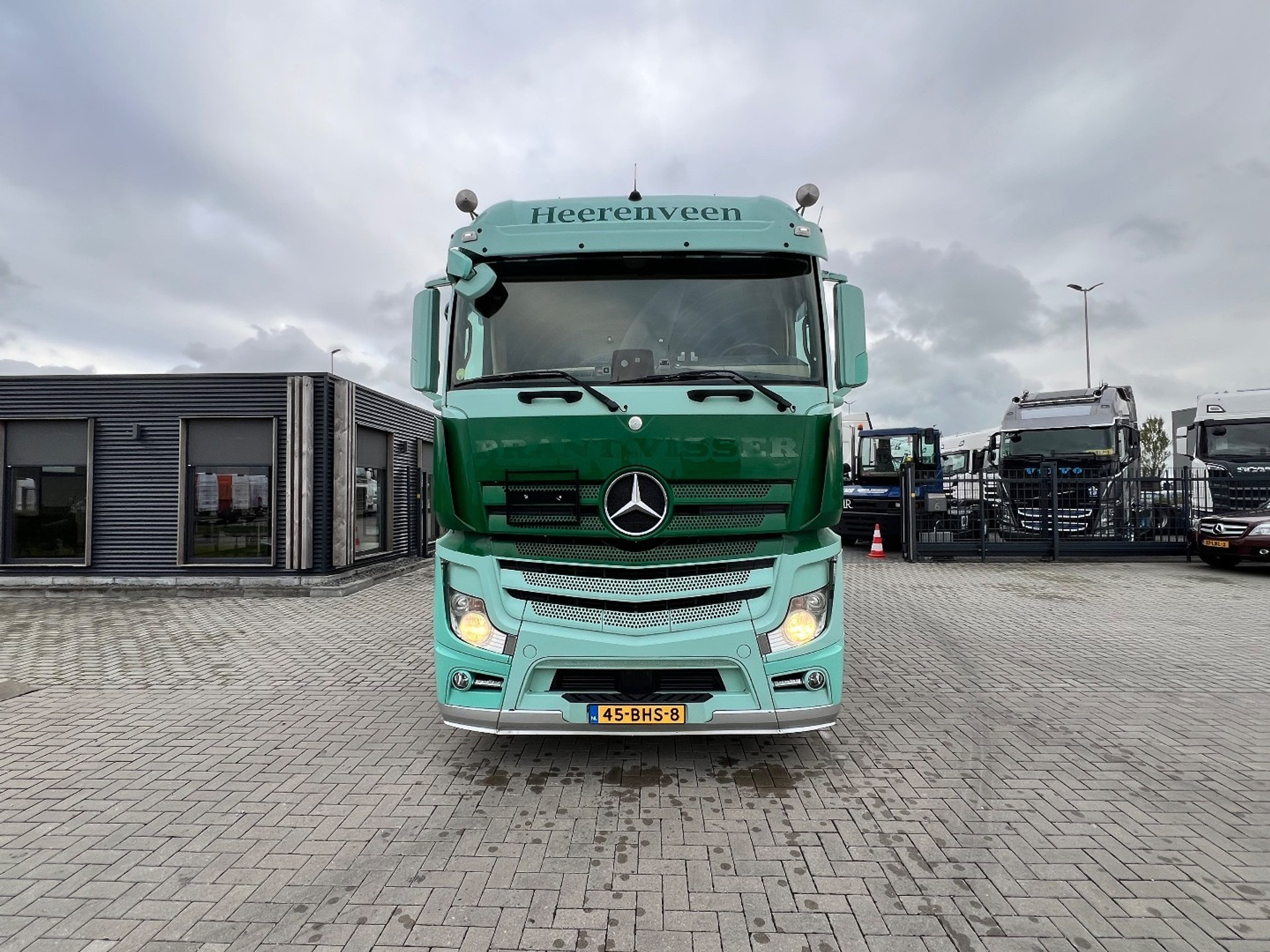 48244916-4.jpg