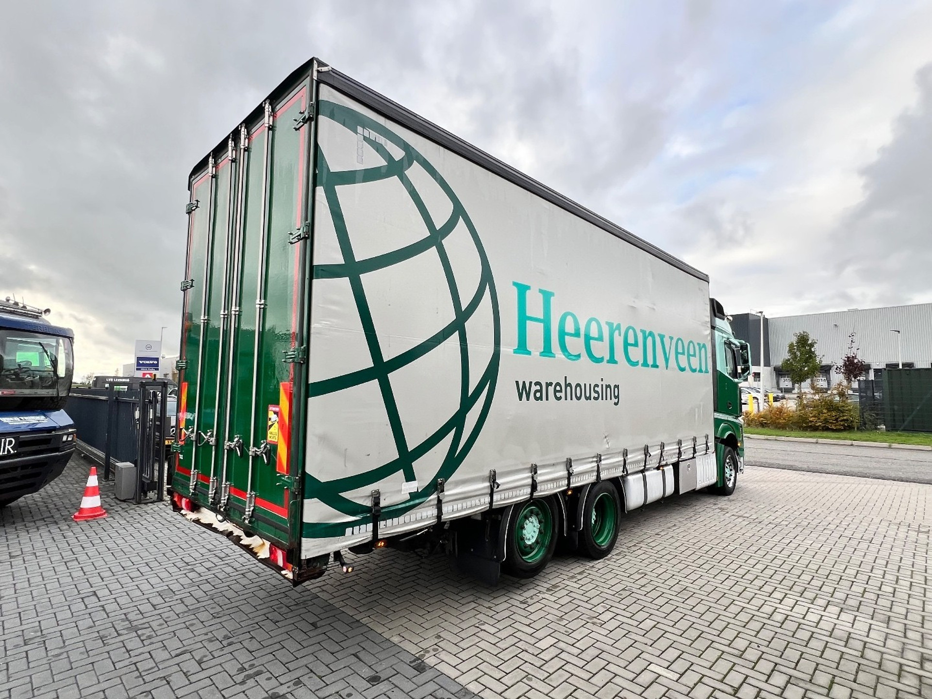 48244916-7.jpg