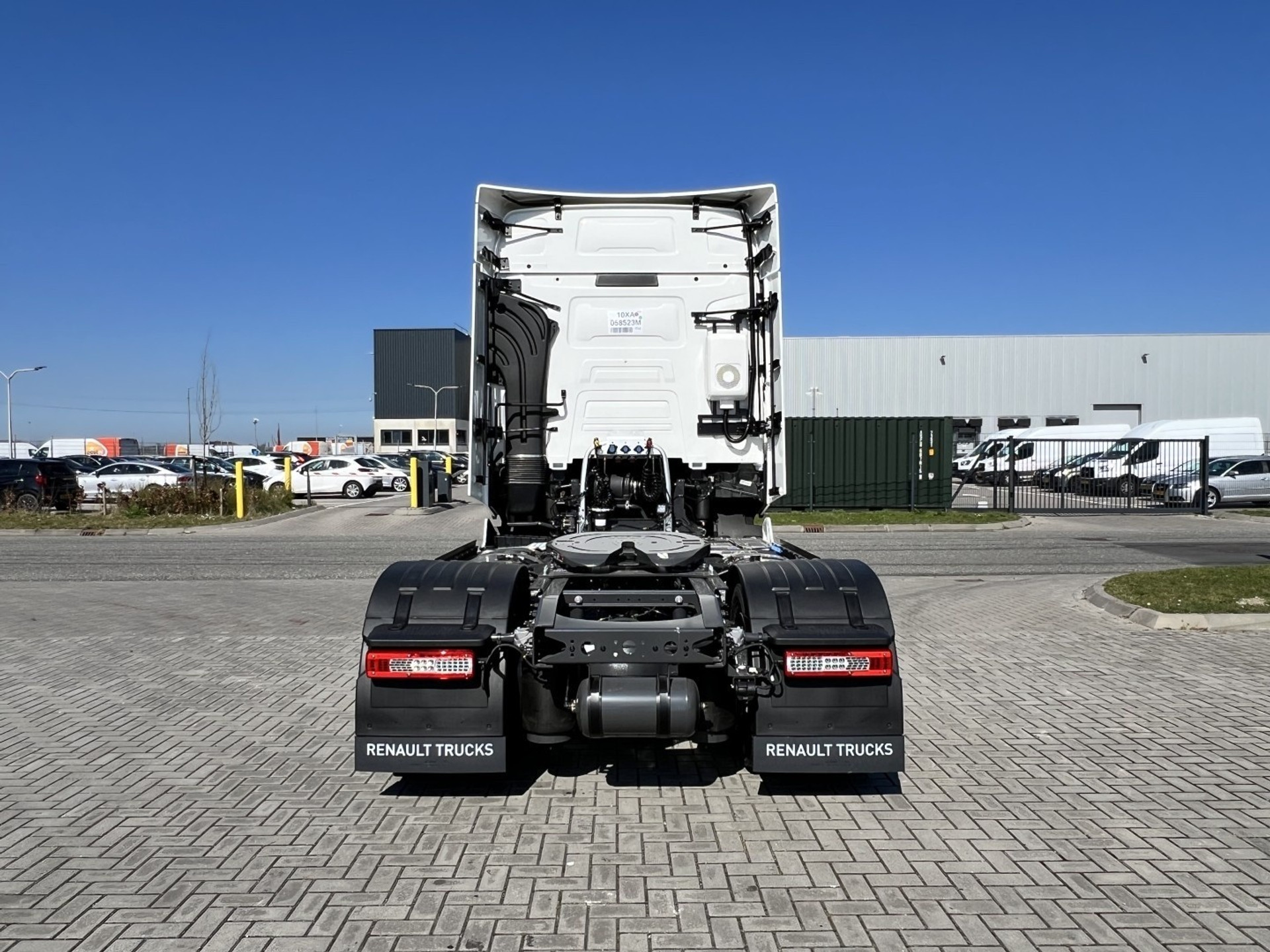 47557436-6.jpg
