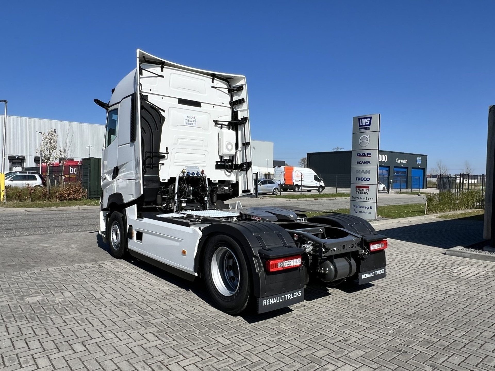 47557436-7.jpg