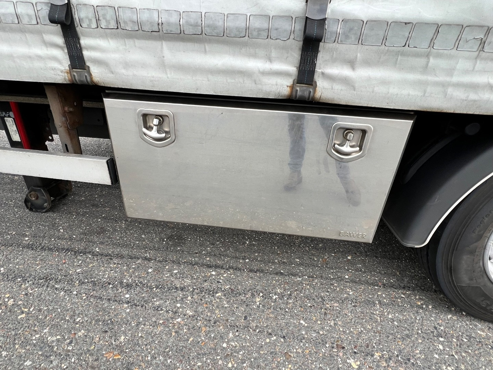 48176051-12.jpg