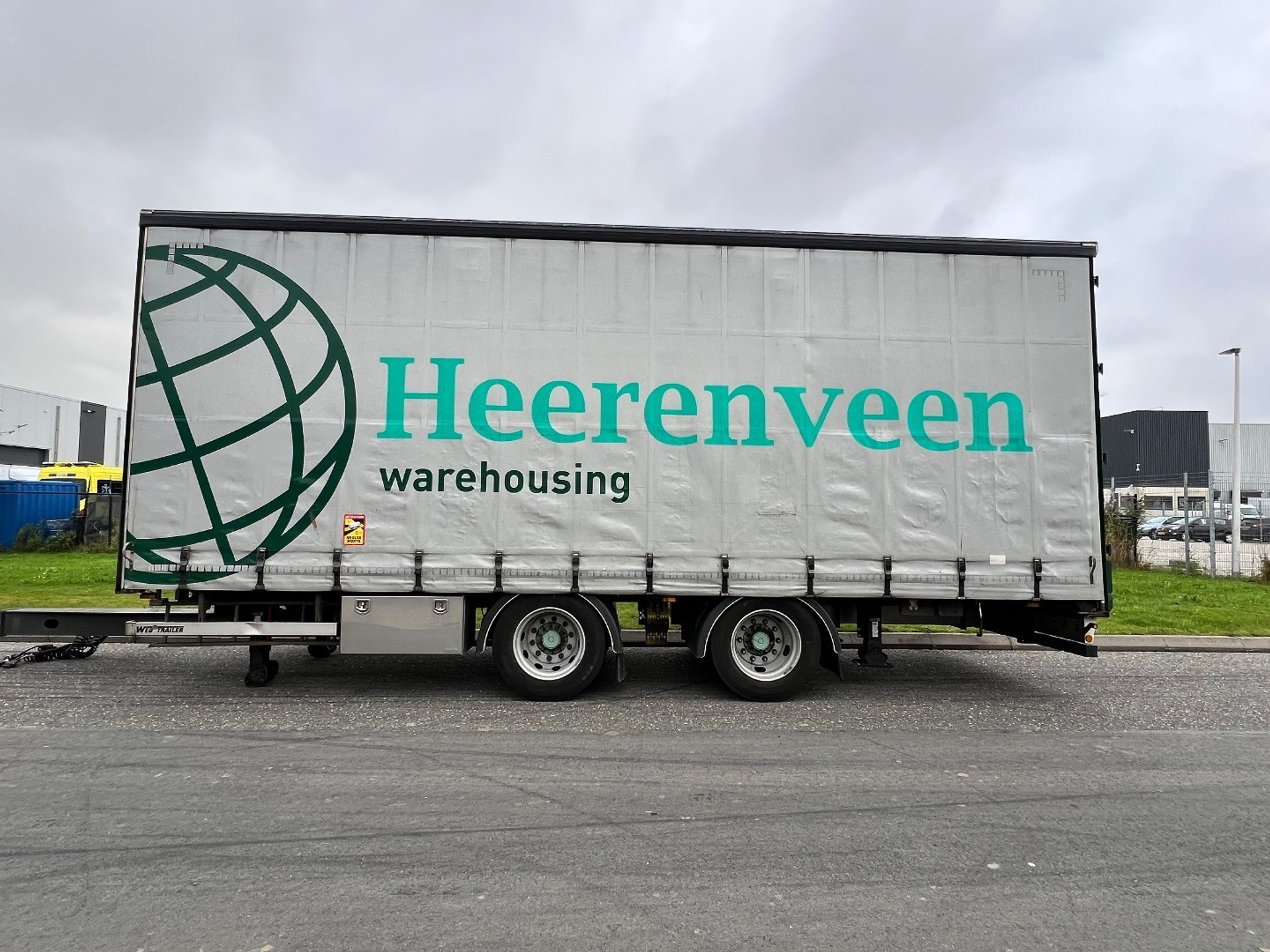 48176051-3.jpg