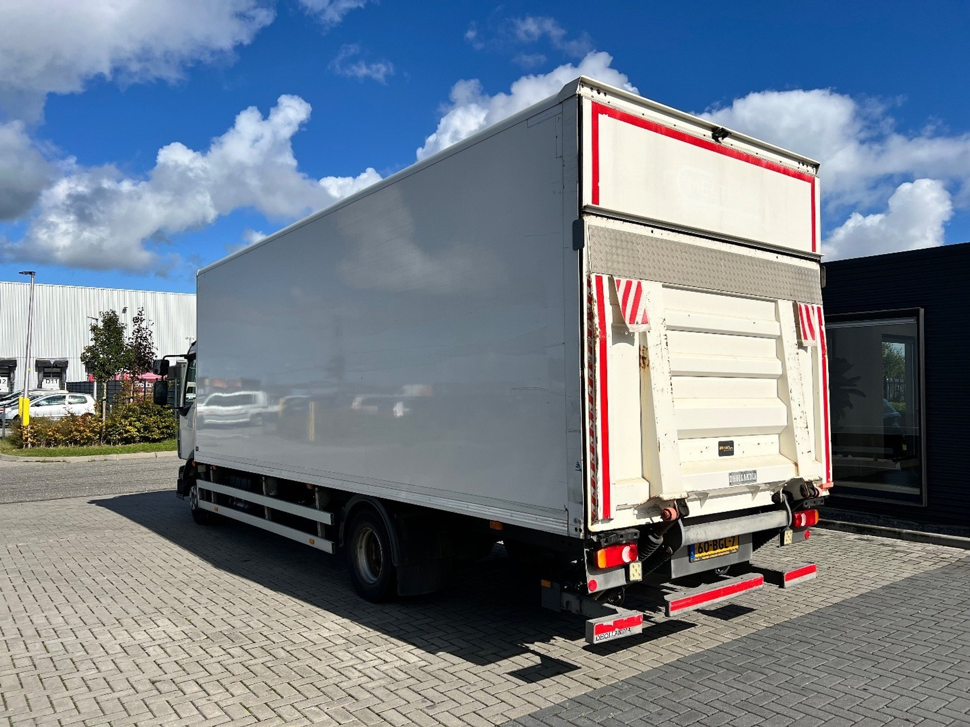47832989-7.jpg