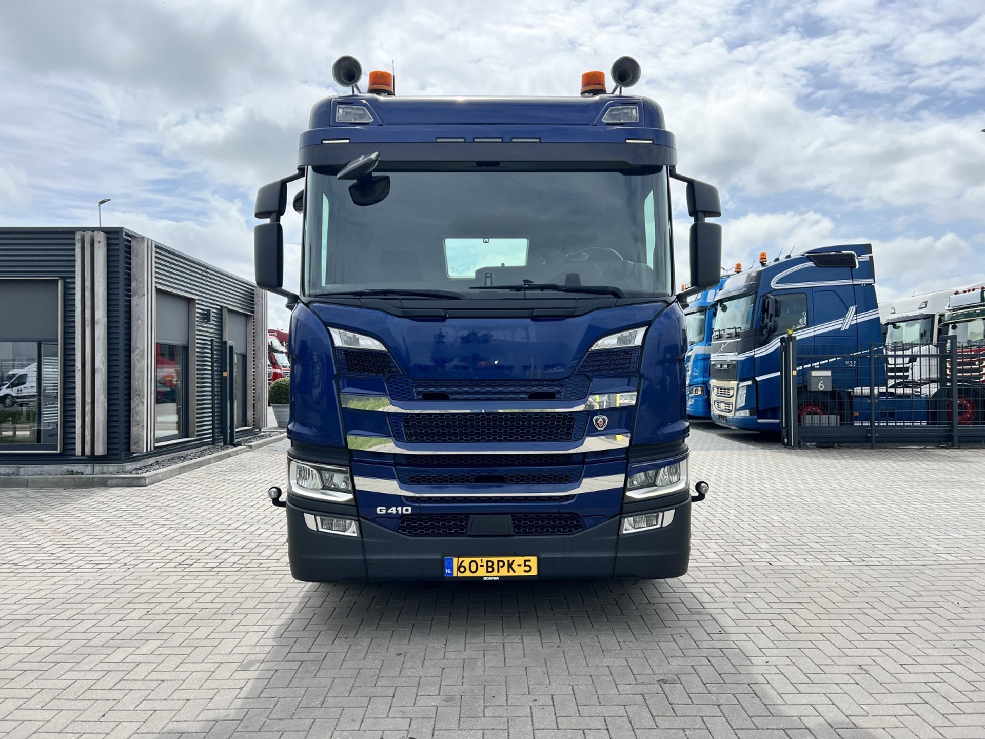 44751726-2.jpg
