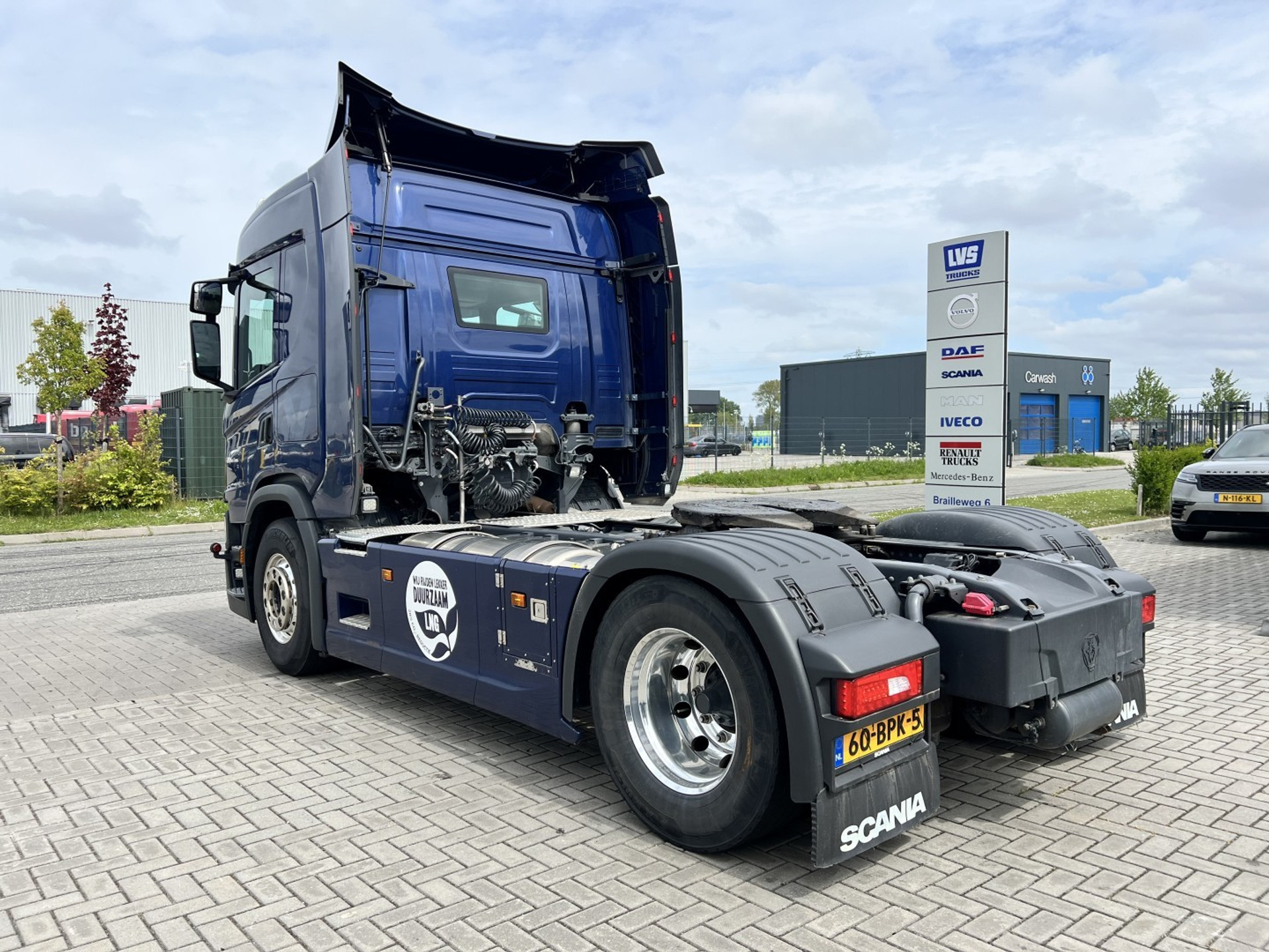 44751726-7.jpg