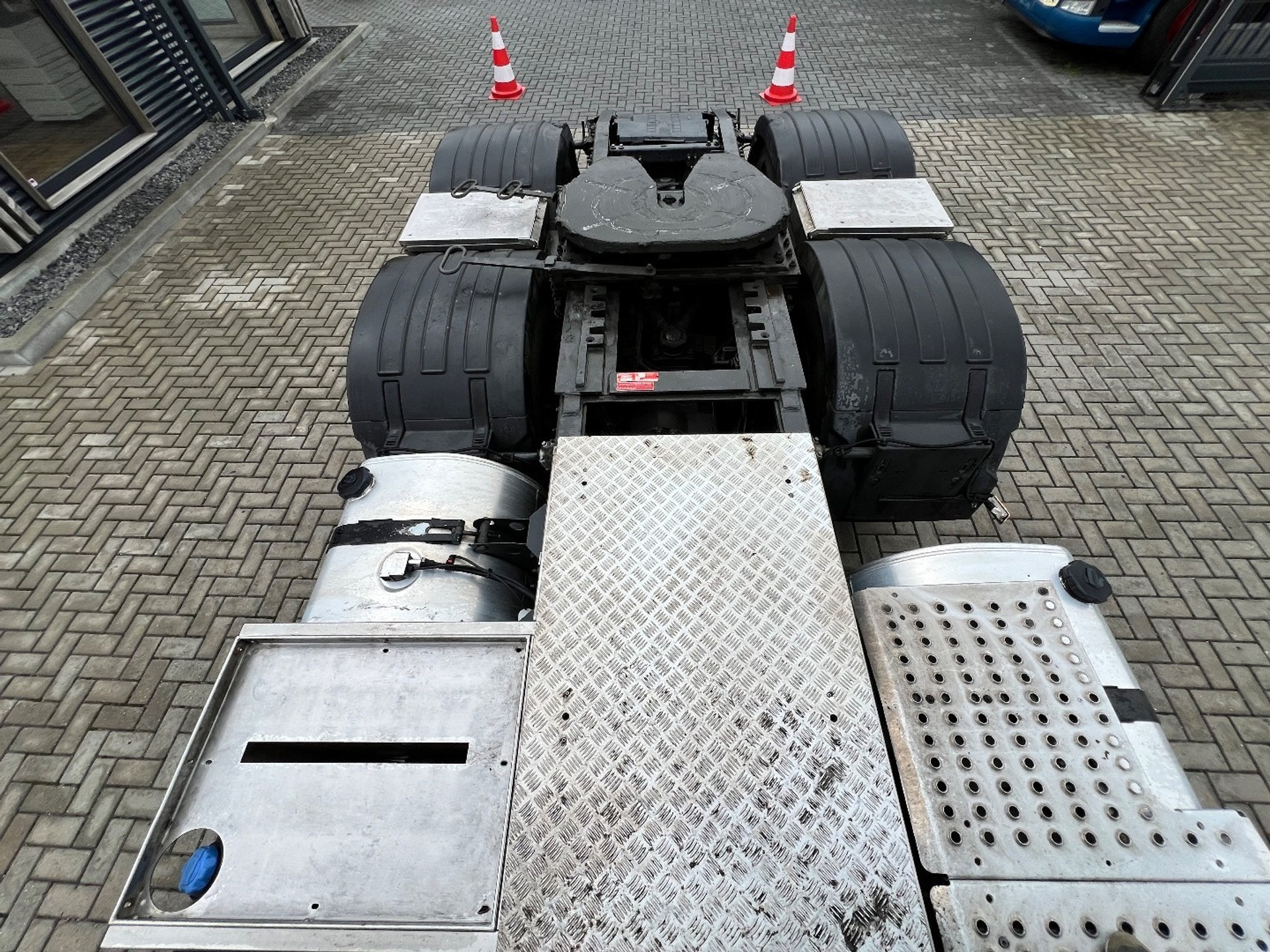47711893-11.jpg
