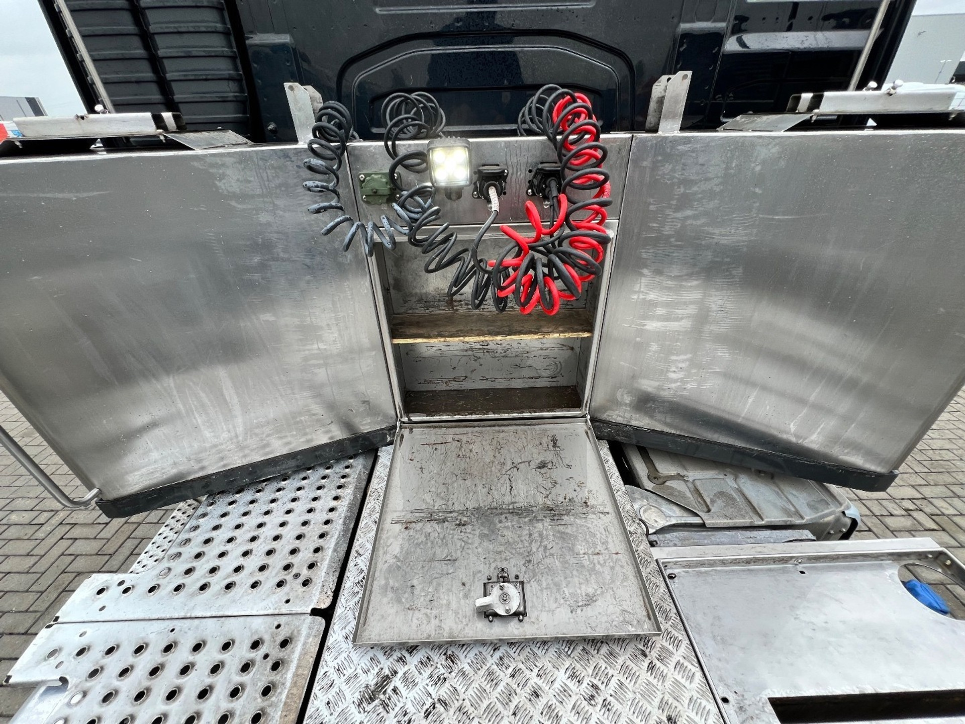 47711893-12.jpg