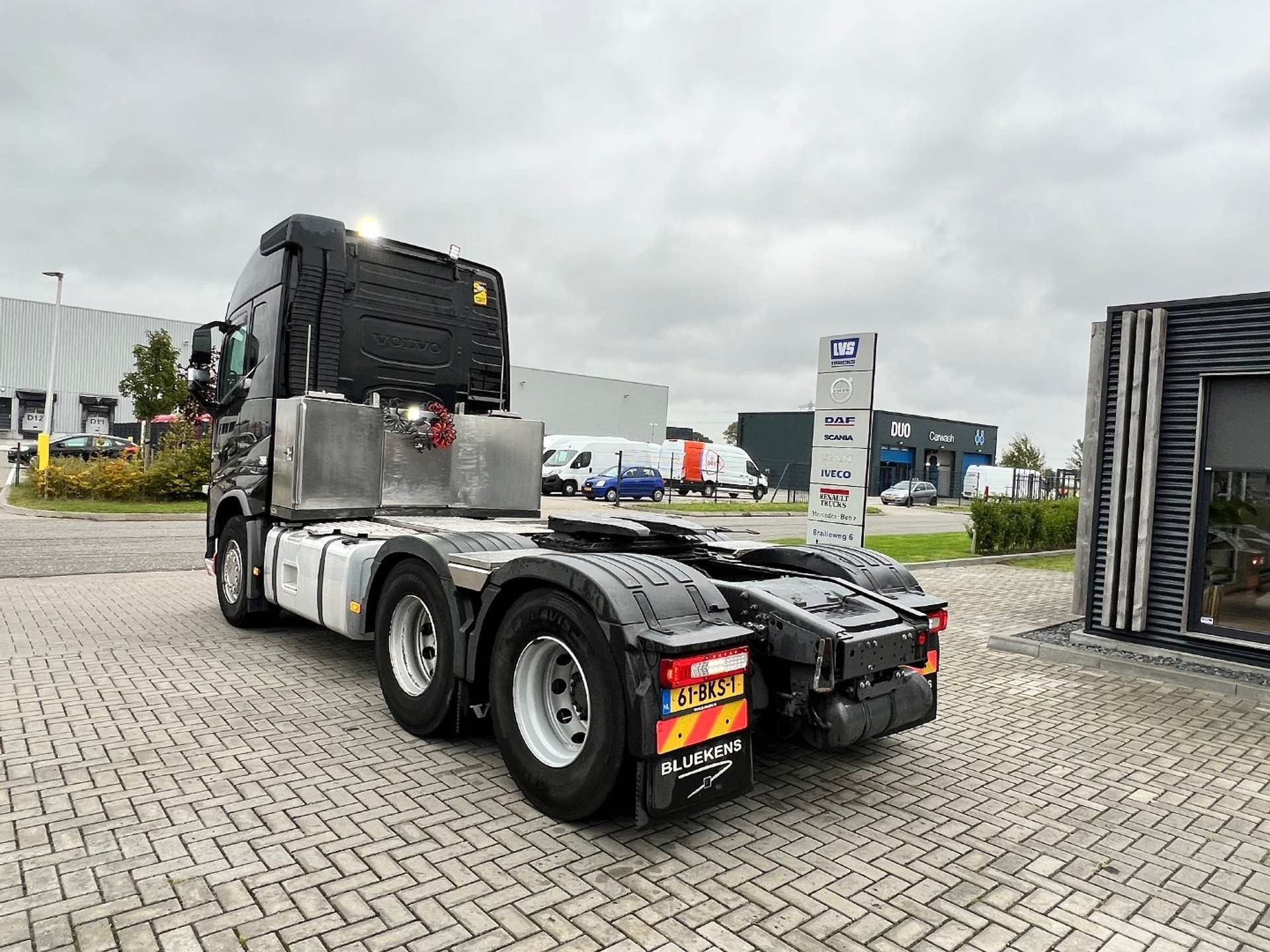 47711893-7.jpg