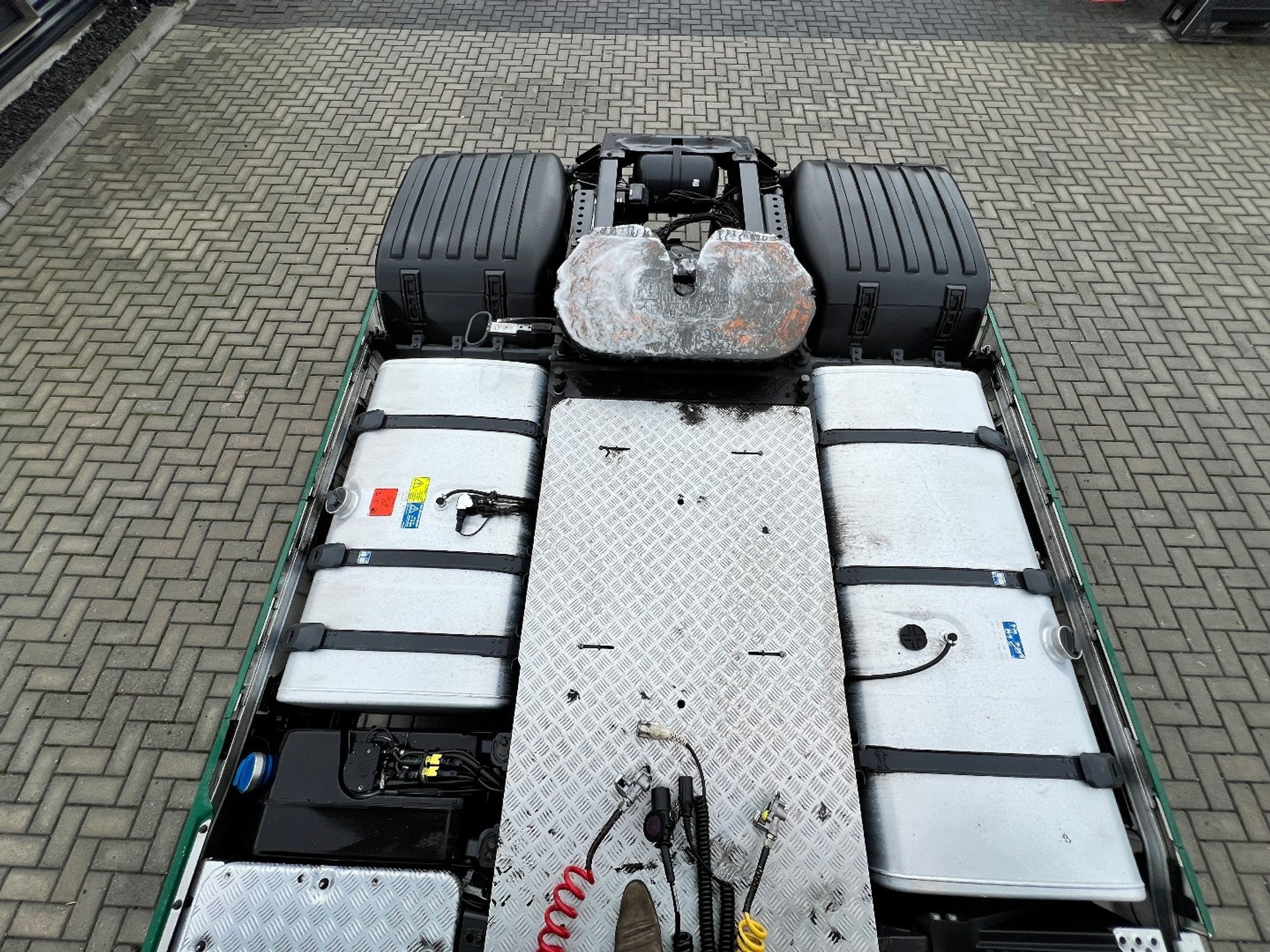 48183290-12.jpg