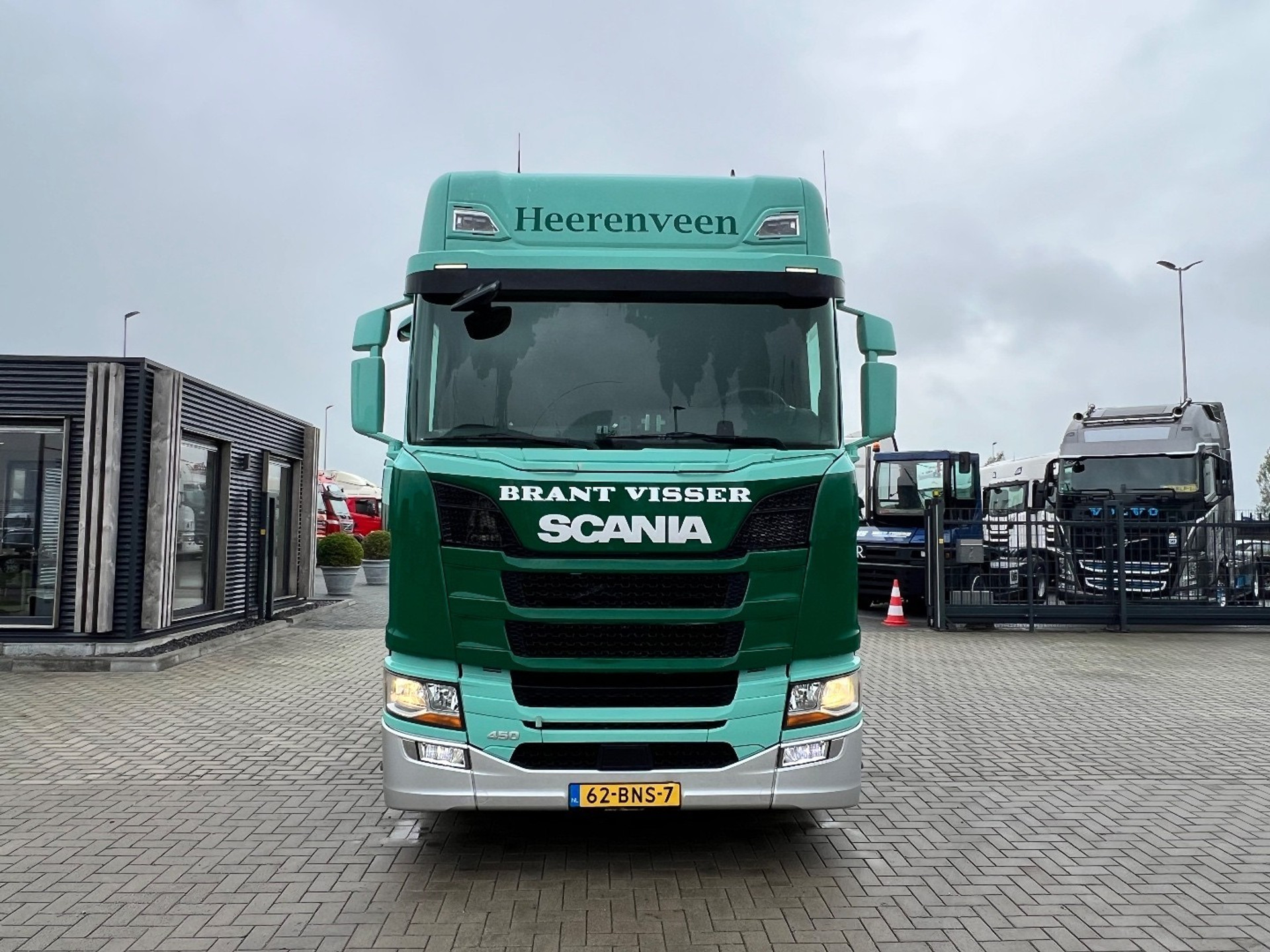 48183290-2.jpg