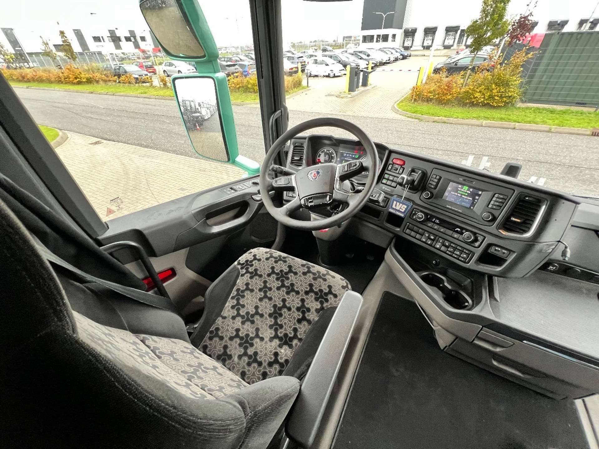 48183290-25.jpg