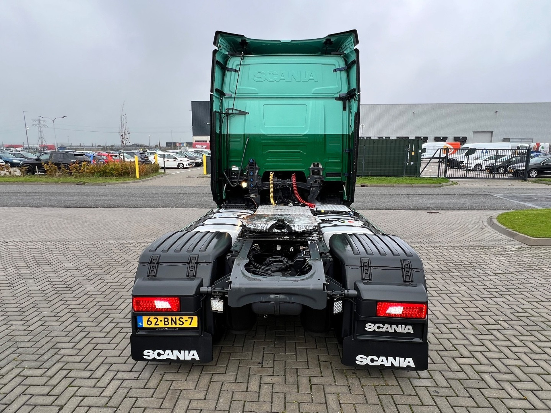 48183290-6.jpg