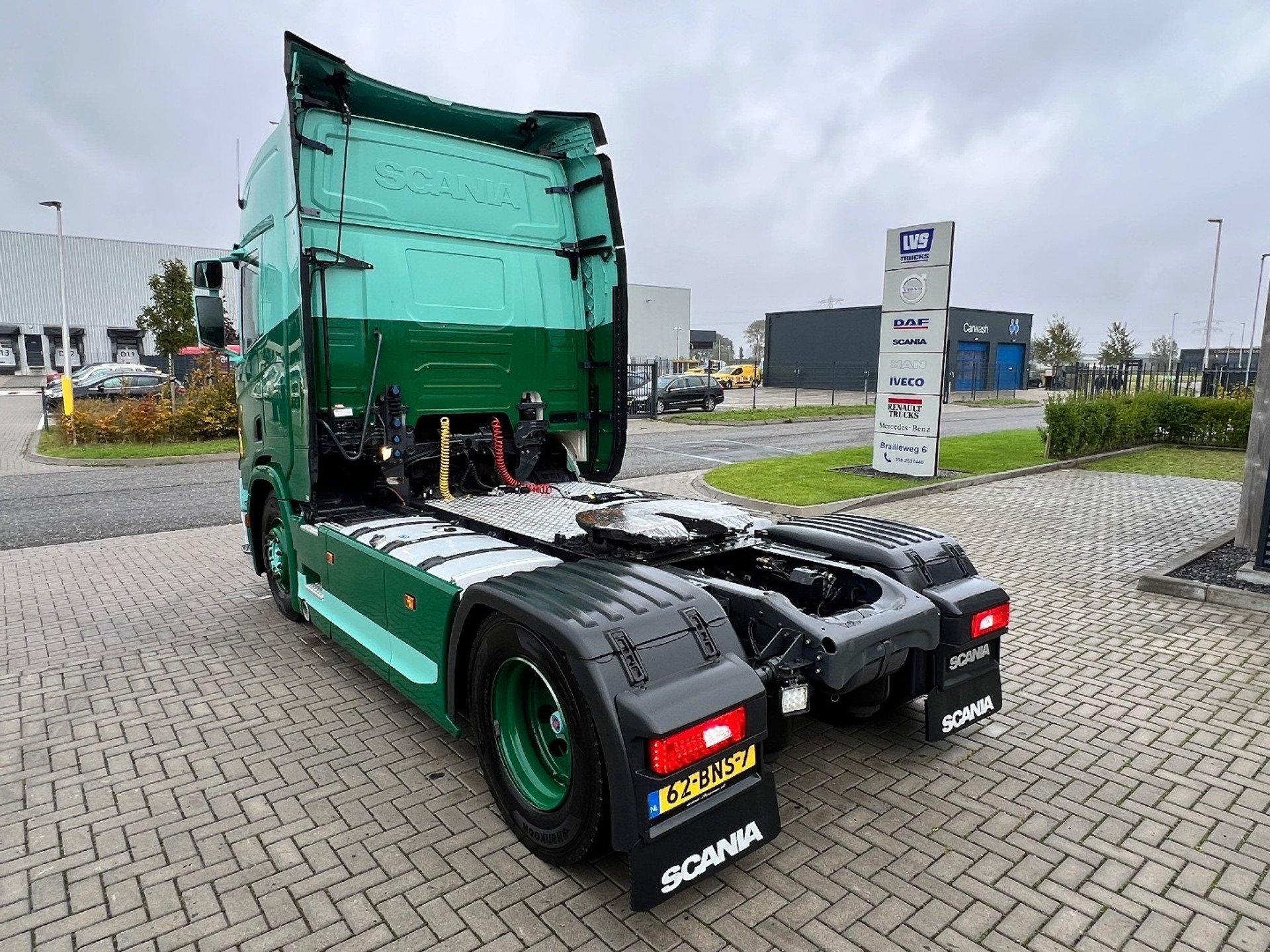 48183290-7.jpg