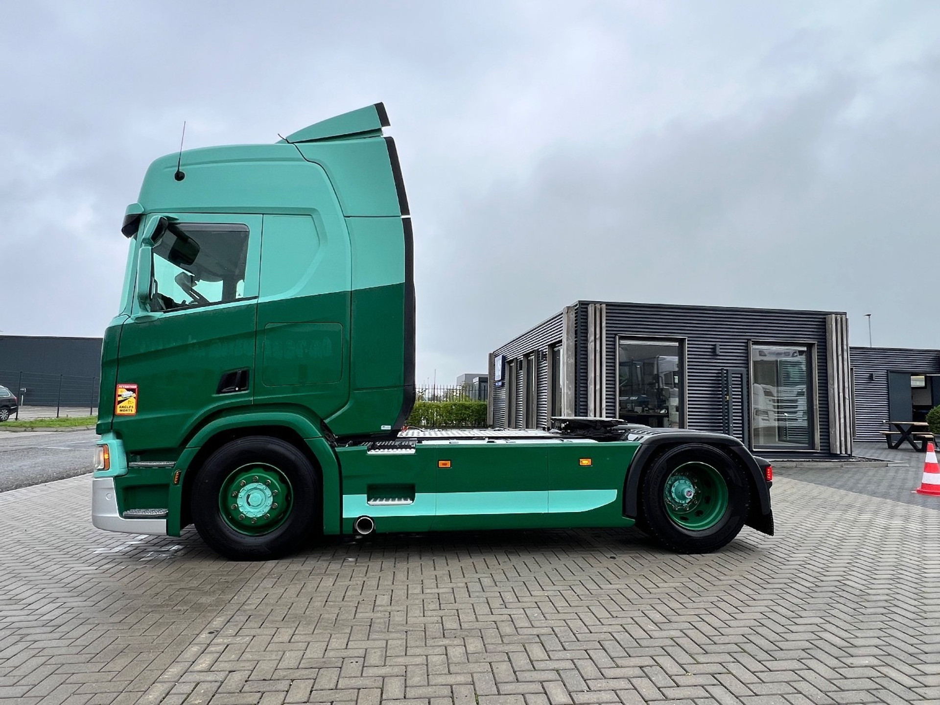 48183290-8.jpg