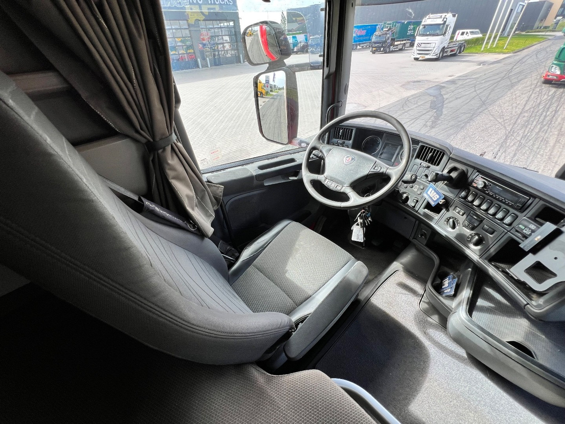 47675325-30.jpg