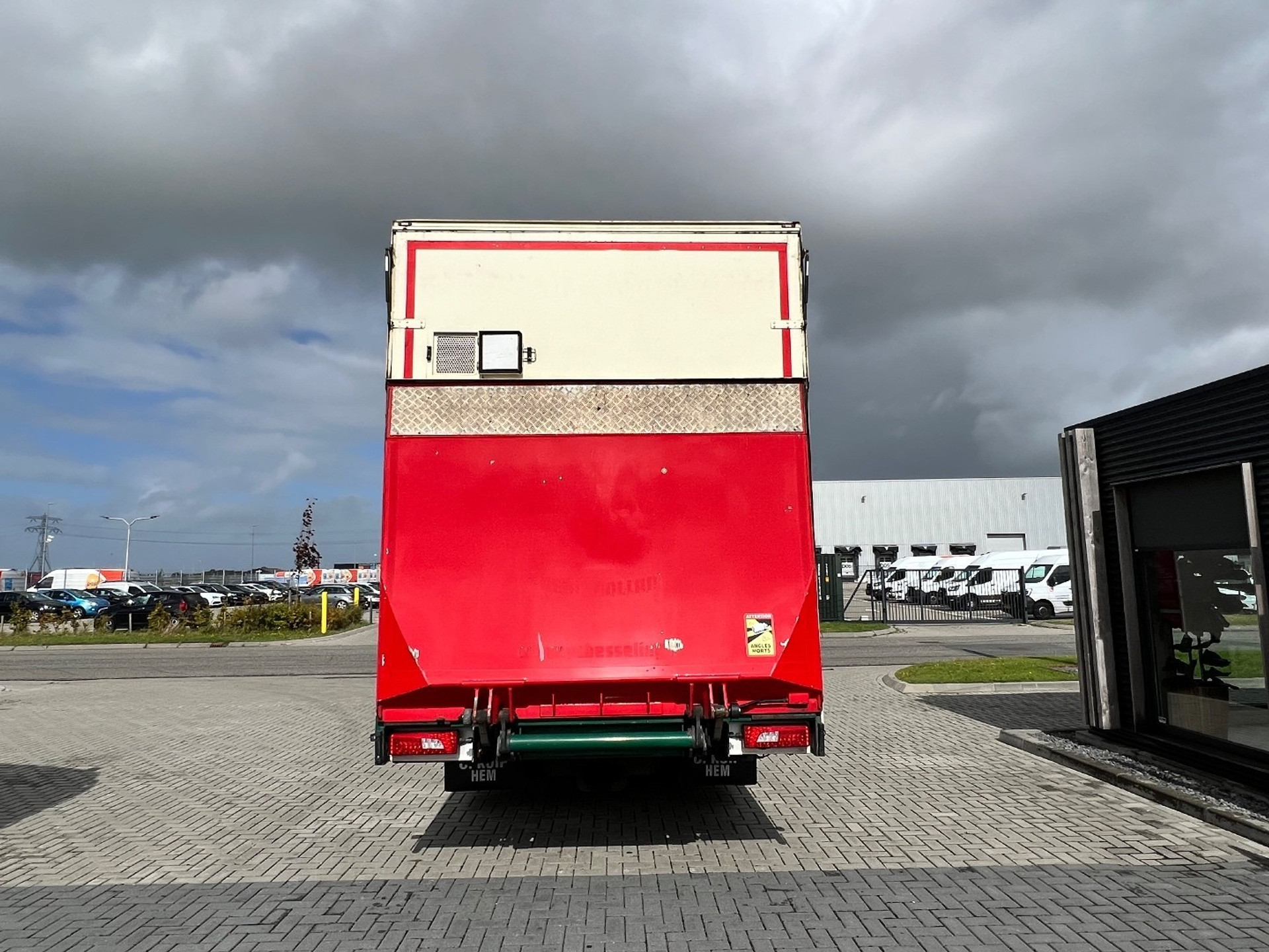 47678871-6.jpg