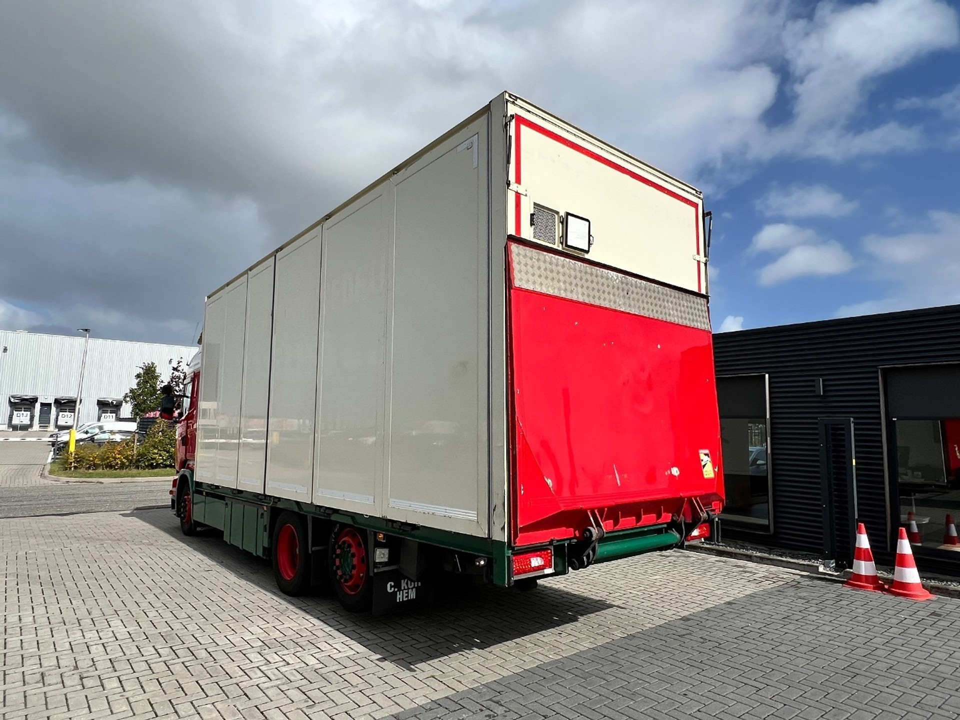 47678871-7.jpg