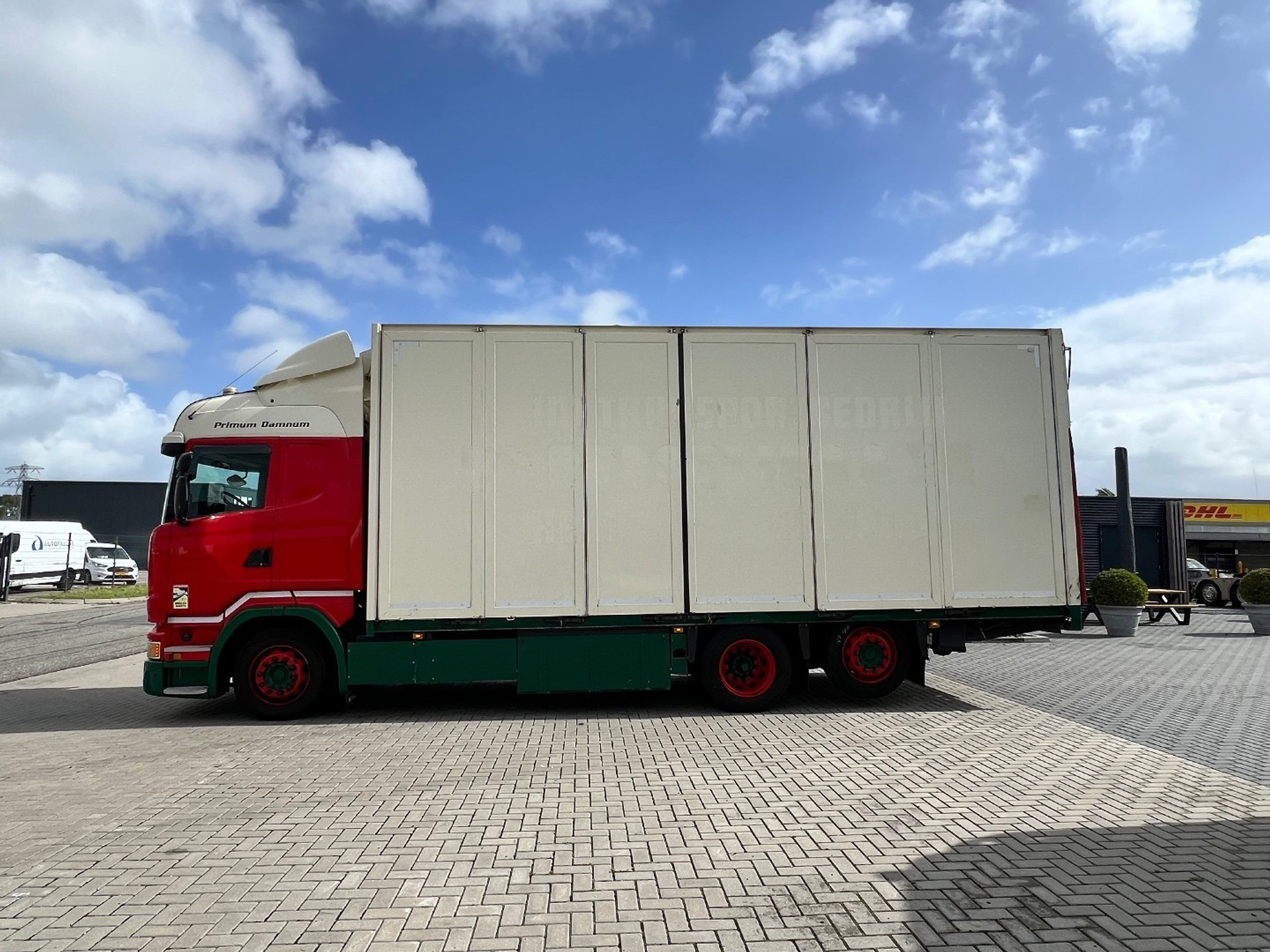 47678871-8.jpg