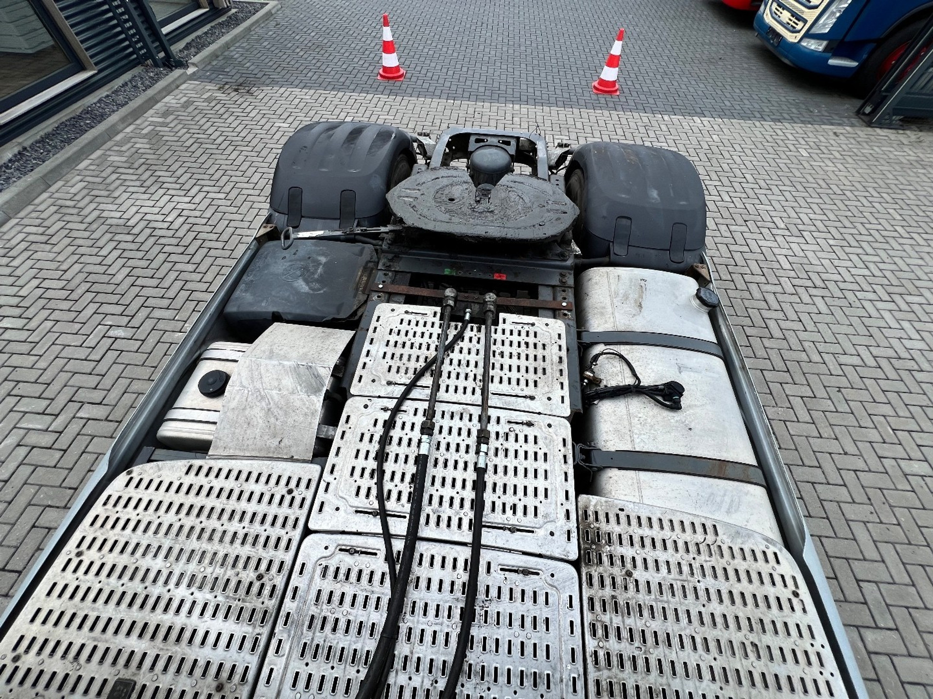 46721140-18.jpg