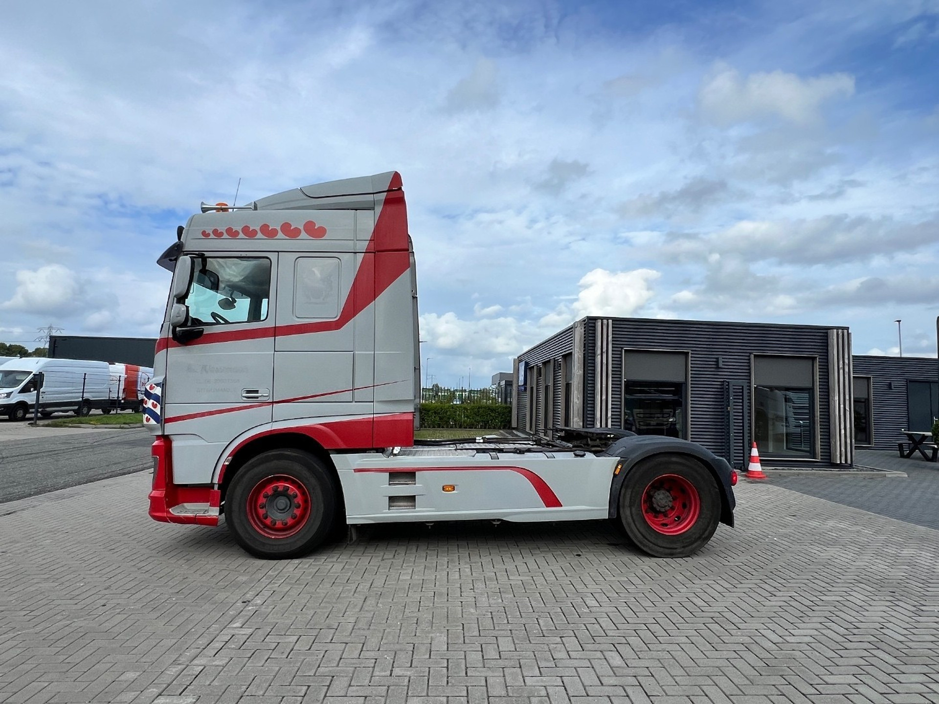 46721140-8.jpg