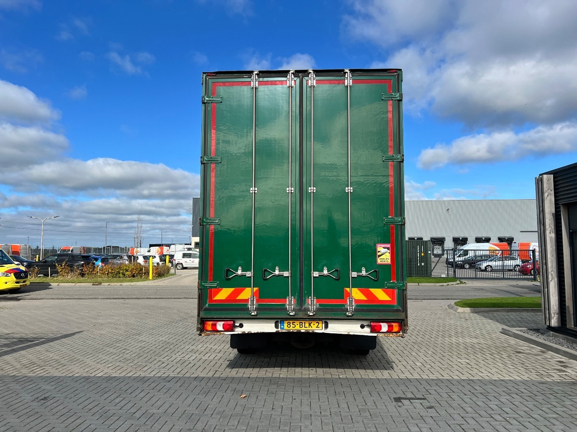 48347033-5.jpg