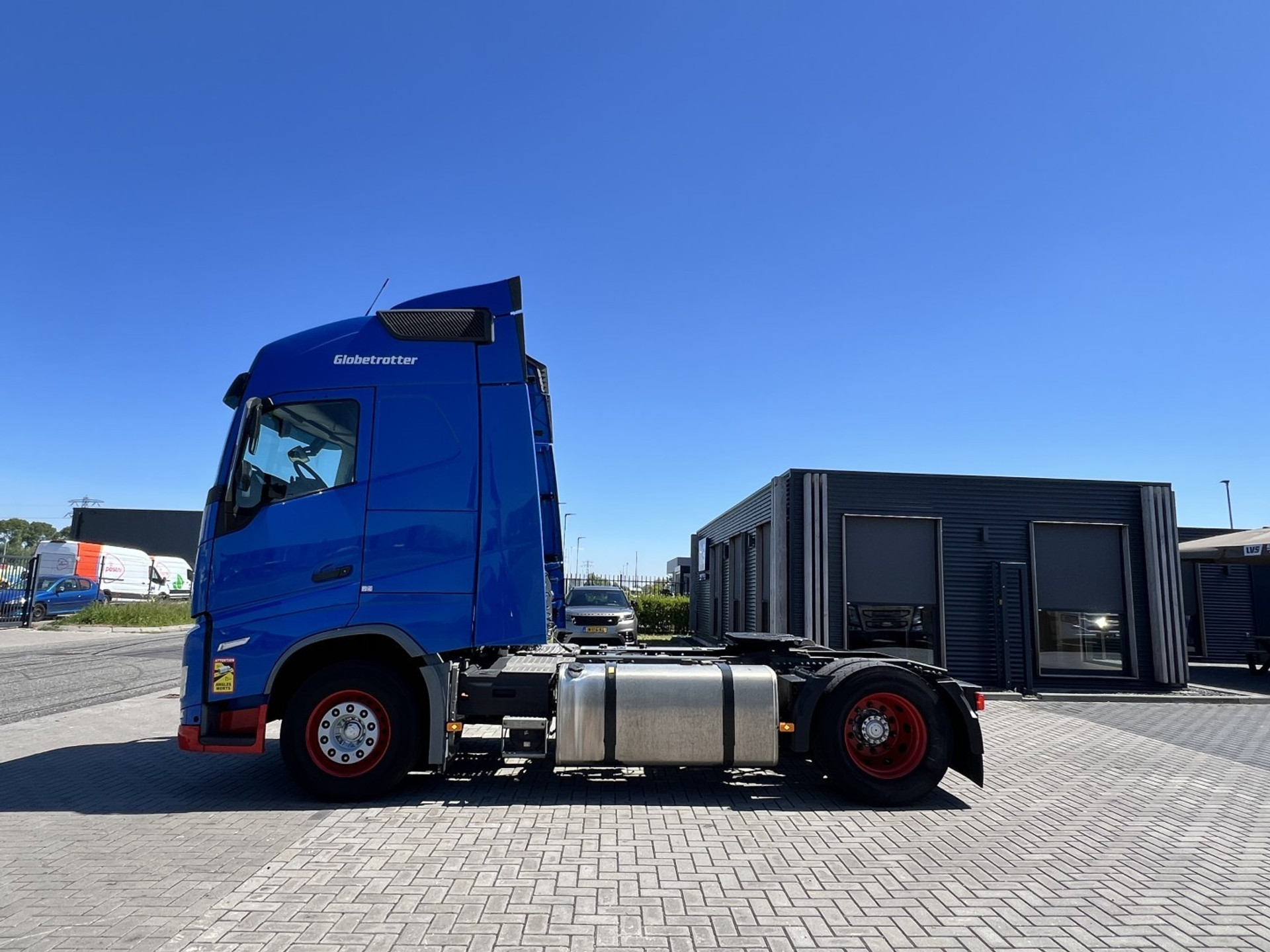 45107433-7.jpg
