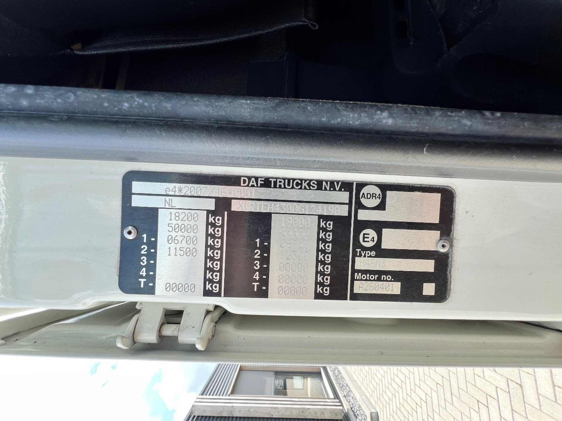 46561422-25.jpg